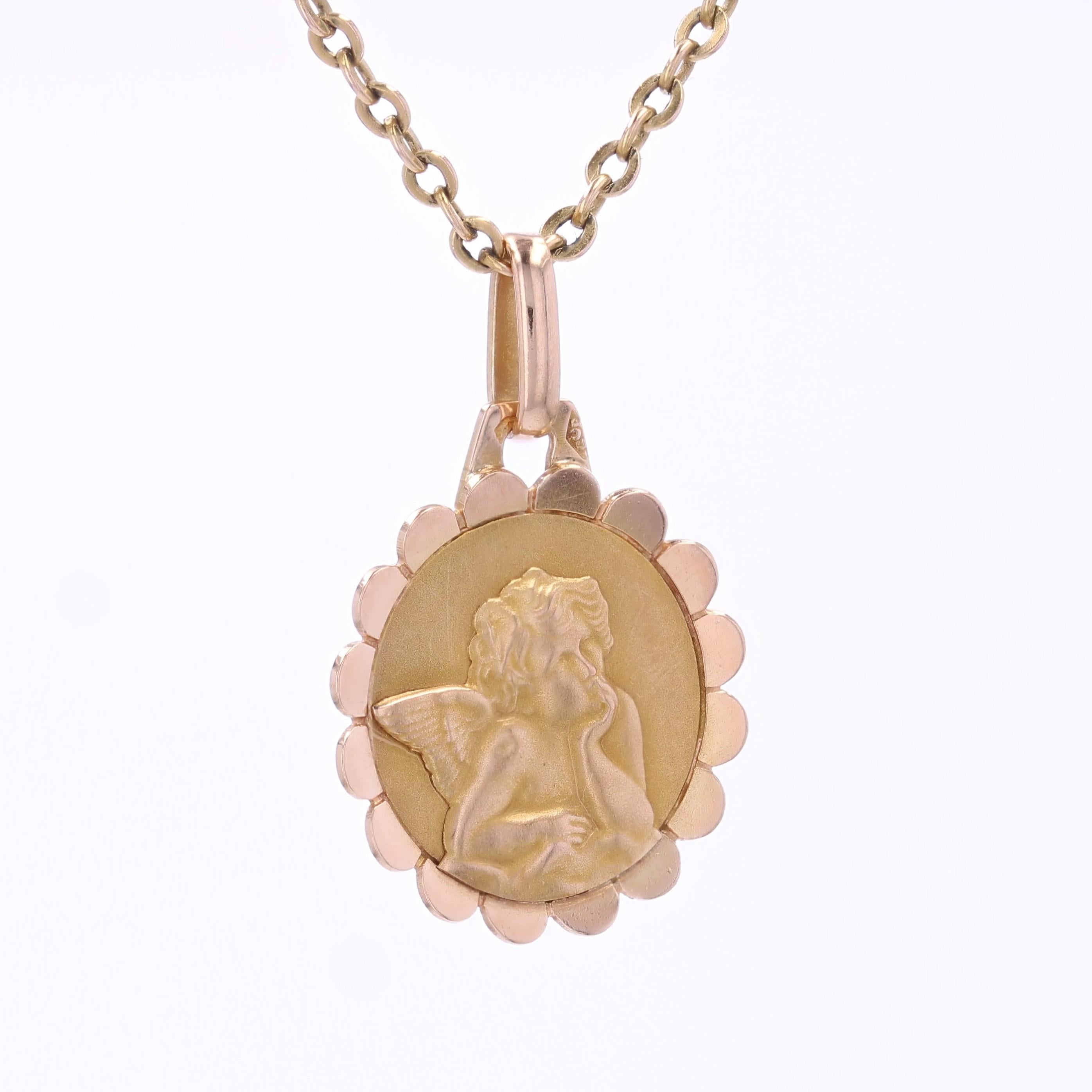 French 1950s 18 Karat Rose Gold Cherub Medal Pendant In Good Condition For Sale In Poitiers, FR
