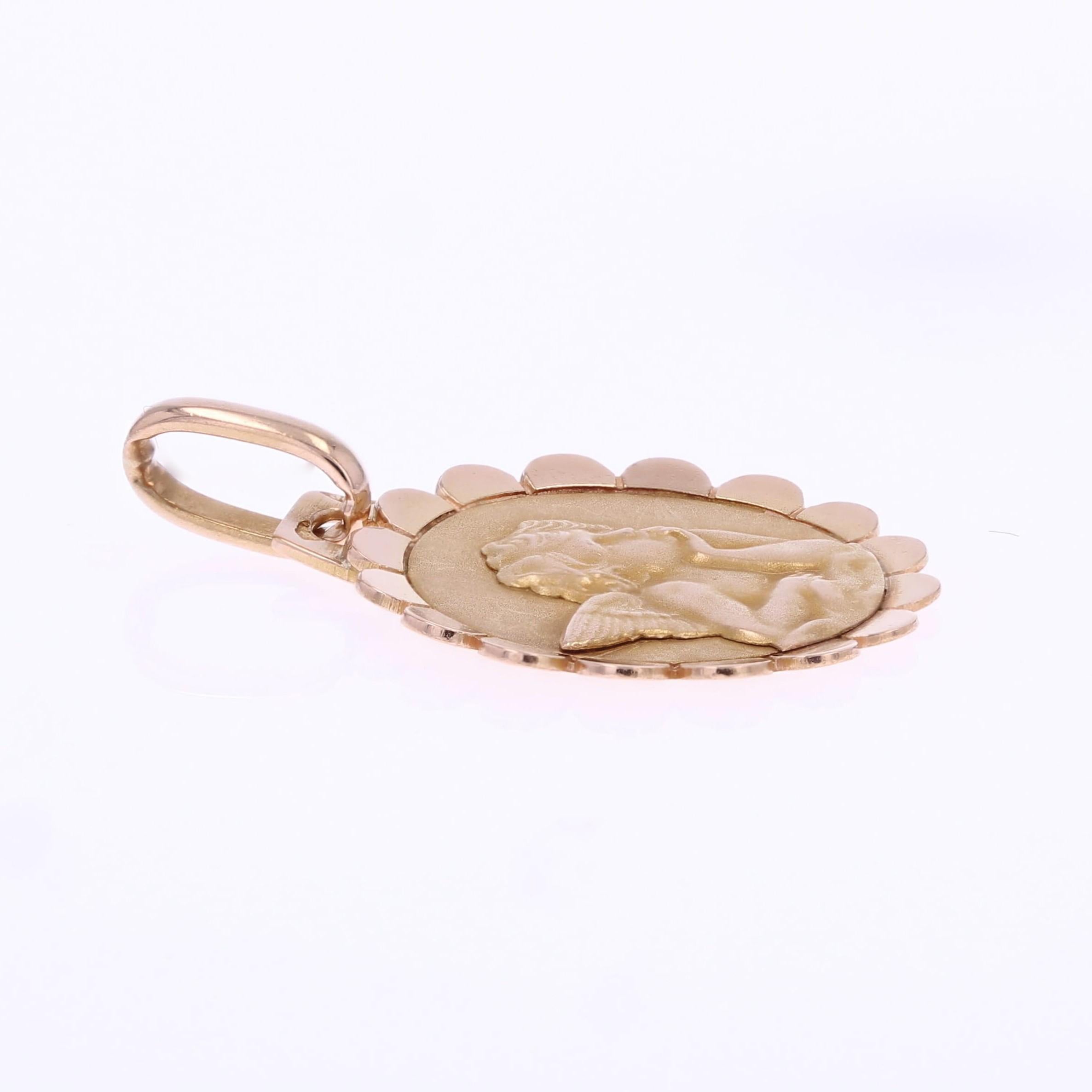 French 1950s 18 Karat Rose Gold Cherub Medal Pendant For Sale 2
