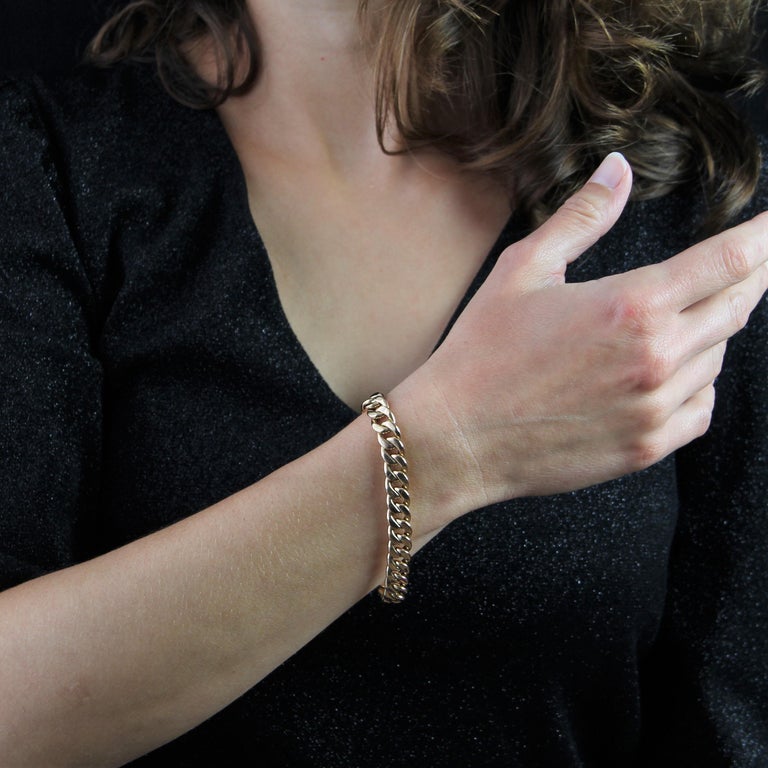 Bracelet in 18 karat rose gold, eagle head and rhinoceros head hallmarks.
Great classic of the antique jewelry, this retro bracelet is made of rose gold and has a flattened chain link. The clasp is ratchet with safety 8.
Length : 19,5 cm, inner