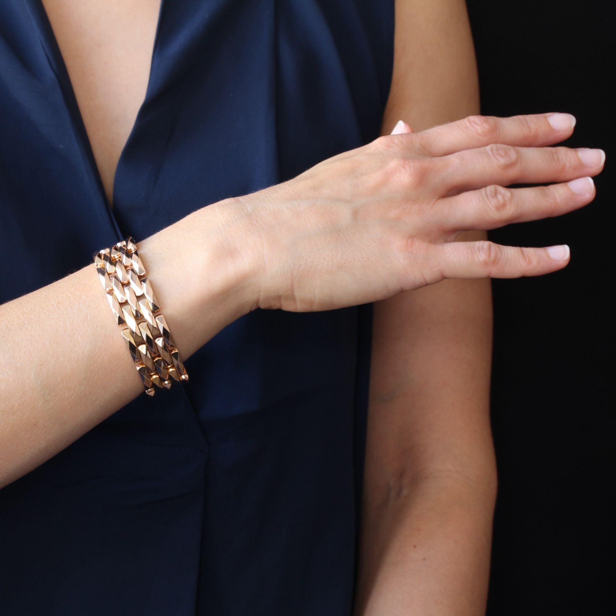 Bracelet in 18 karat rose gold, eagle head and rhinoceros head hallmarks.
Flexible, openwork, this splendid retro bracelet is formed of 5 rows of faceted bricks. The clasp is ratchet with safety 