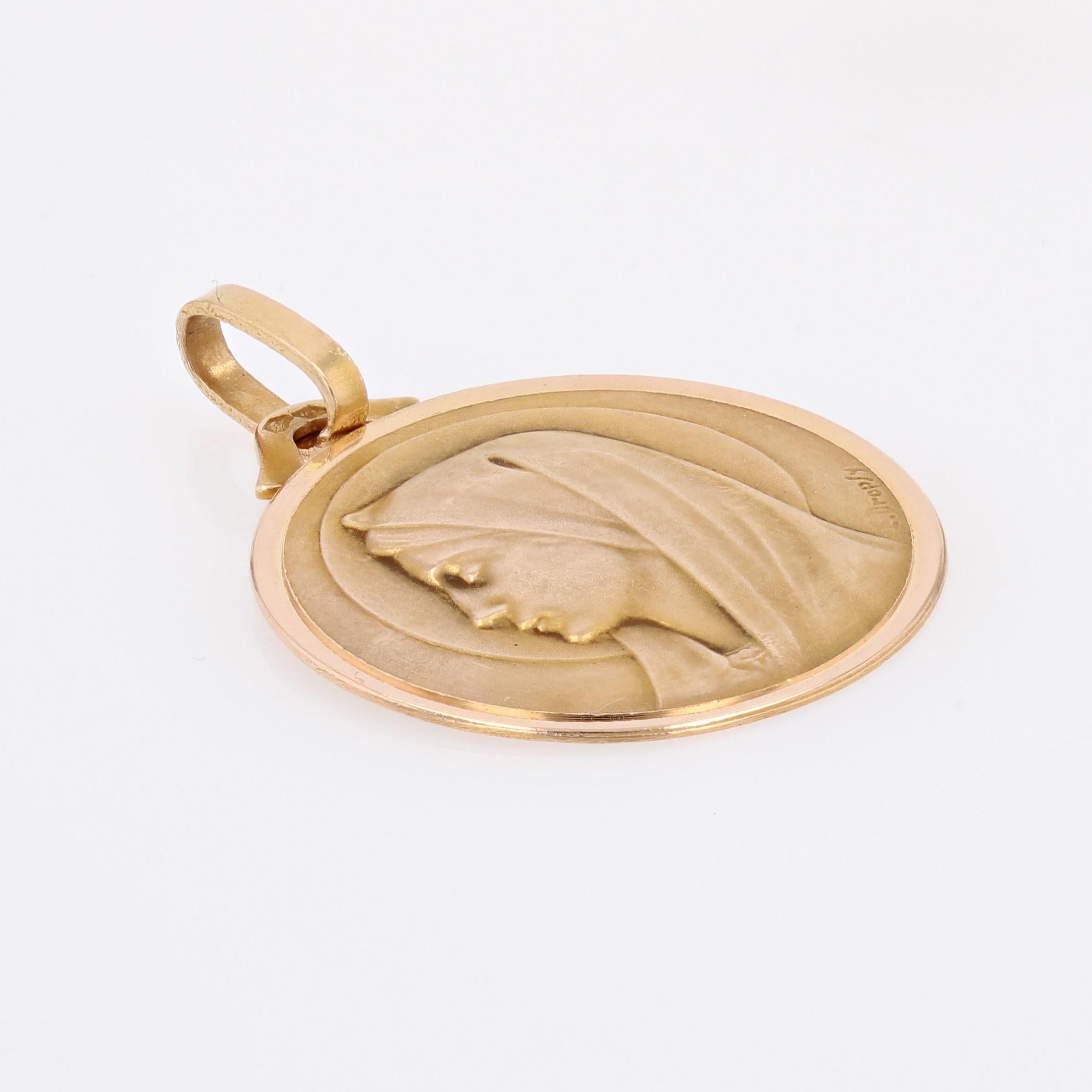 Medal in 18 karat rose gold, eagle head hallmark.
This religious pendant represents the profile of the Virgin Mary edged with smooth rose gold.
The back is engraved : 