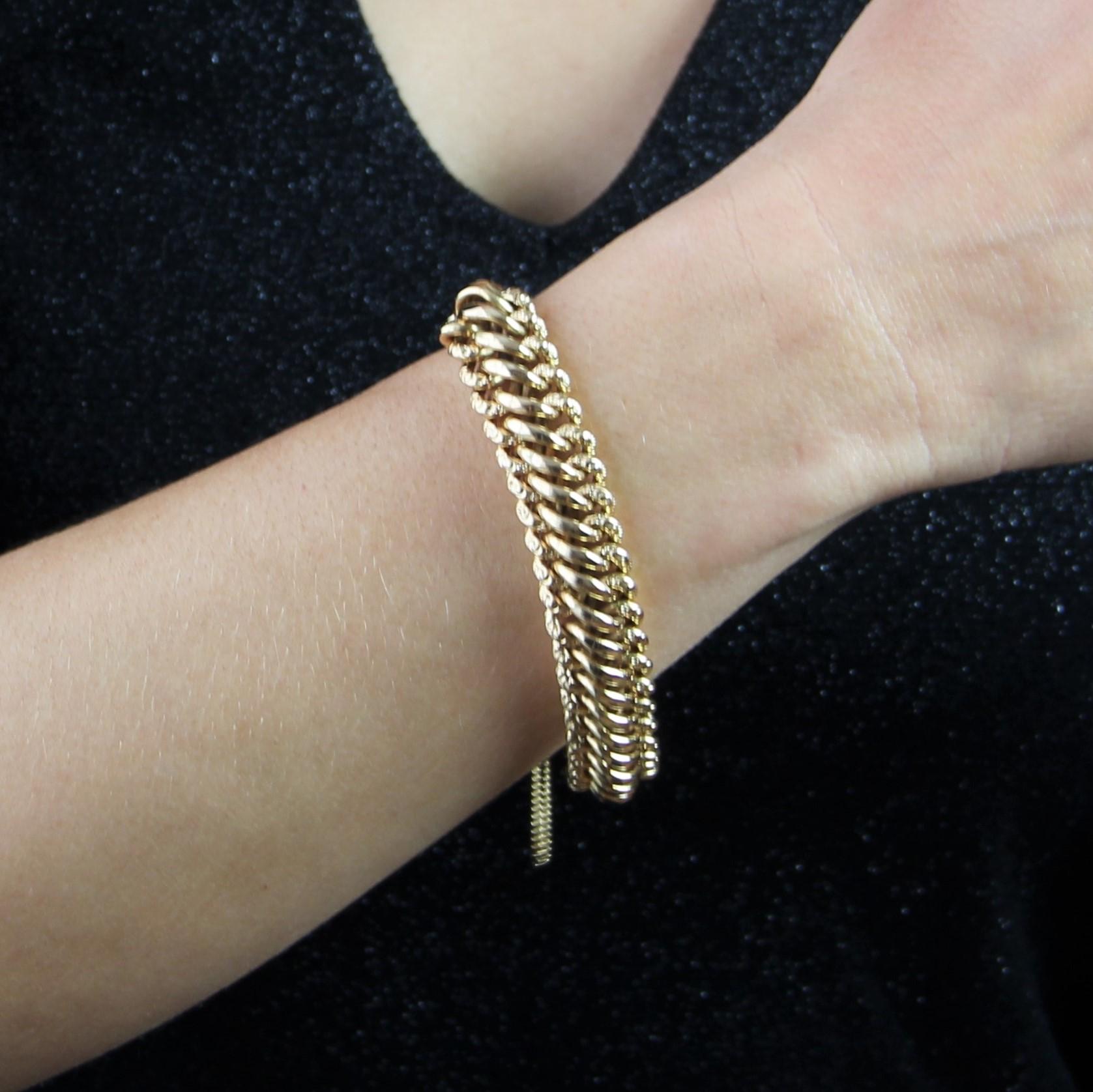 Bracelet in 18 karat yellow gold, eagle head and rhinoceros head hallmarks.
Made in France, this retro gold bracelet is formed of a curb chain, curved and chiseled on both sides. The fastening system is ratchet with safety chain and safety 8.
Length