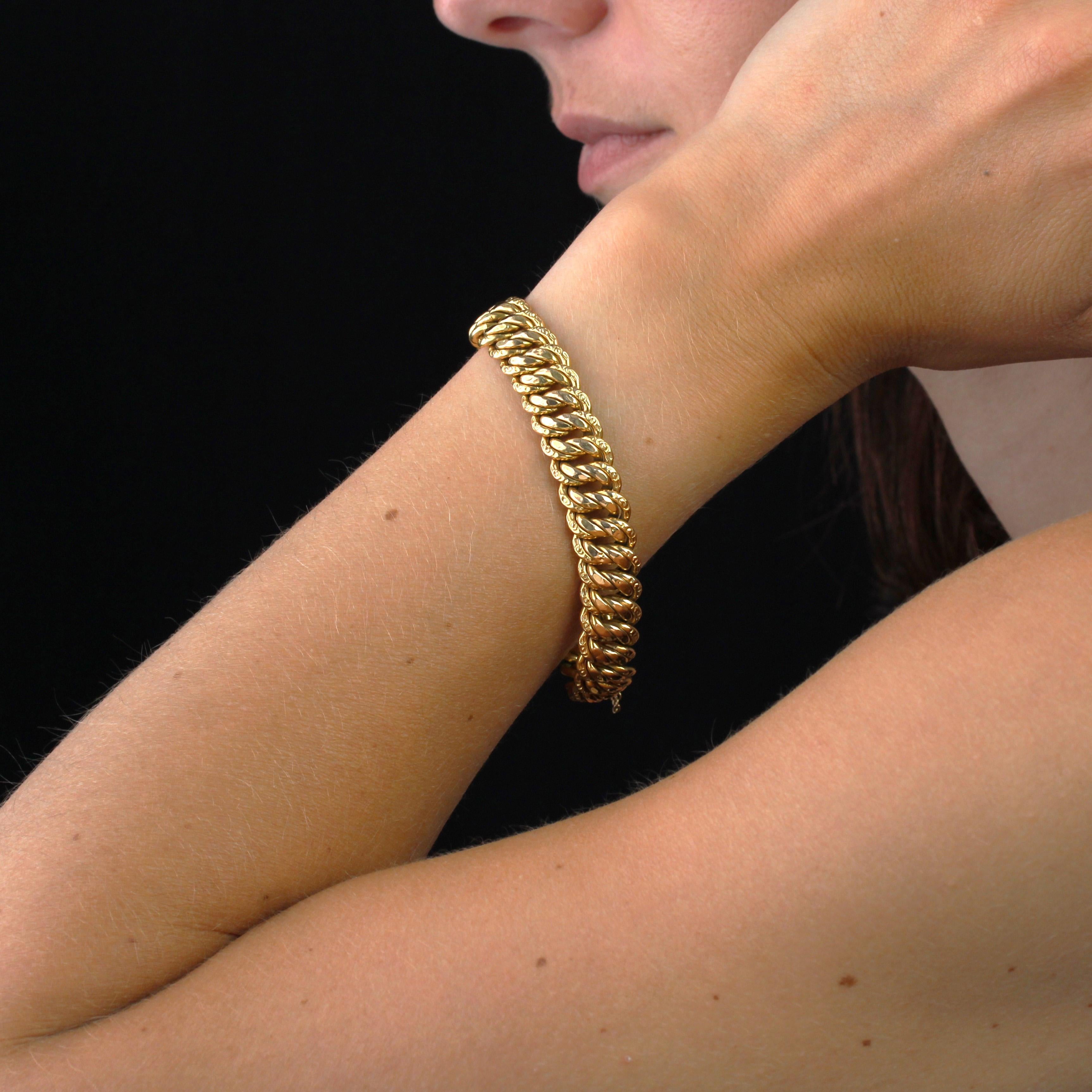 Pulsera de oro amarillo de 18 quilates, sellos de cabeza de águila y cabeza de rinoceronte.
Esta pulsera de oro vintage presenta un eslabón de gourmette americana curvado y entrelazado, grabado en el exterior. El sistema de sujeción es de carraca