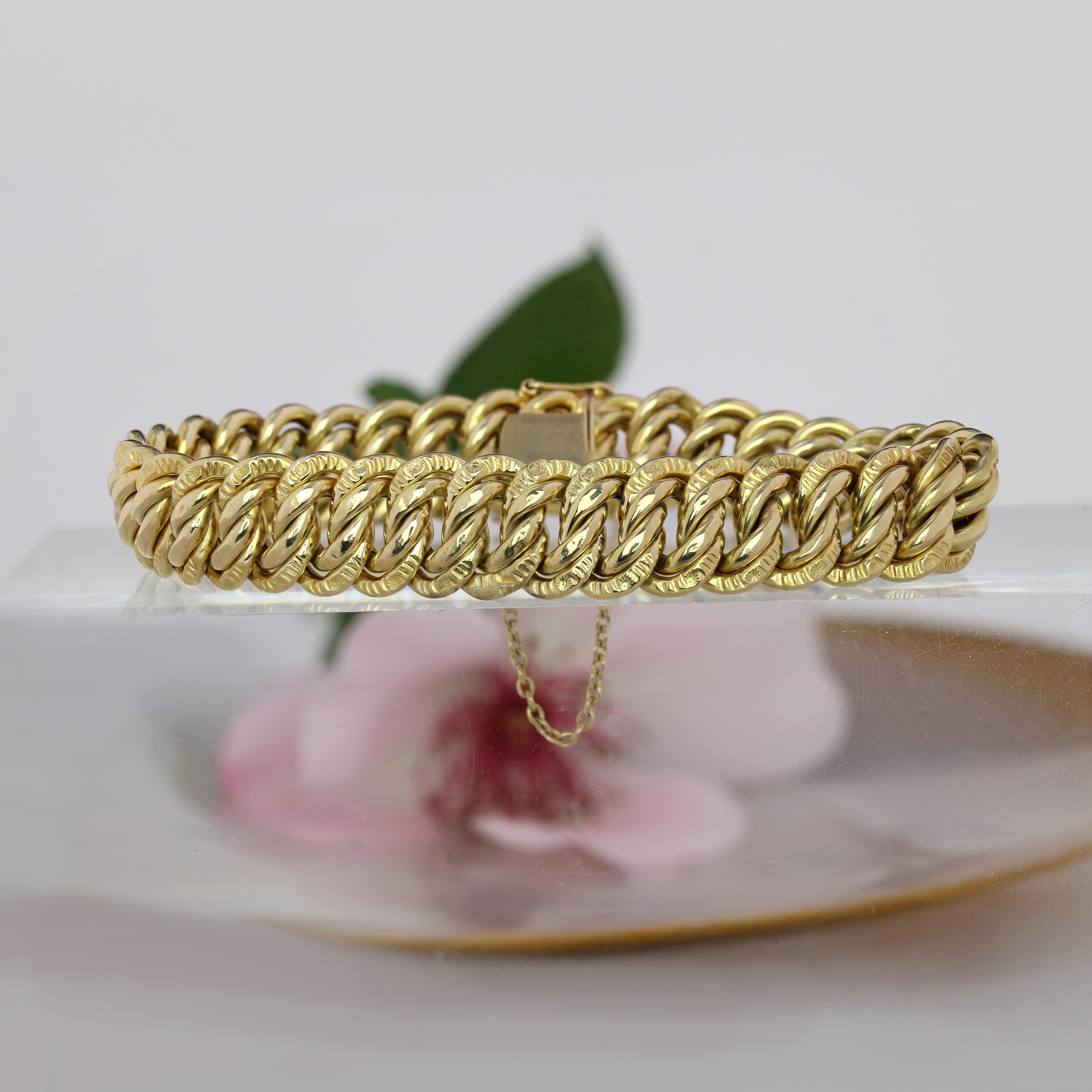 Brazalete de malla americana cincelada en oro amarillo de 18 quilates de los años 50 franceses Retro en venta