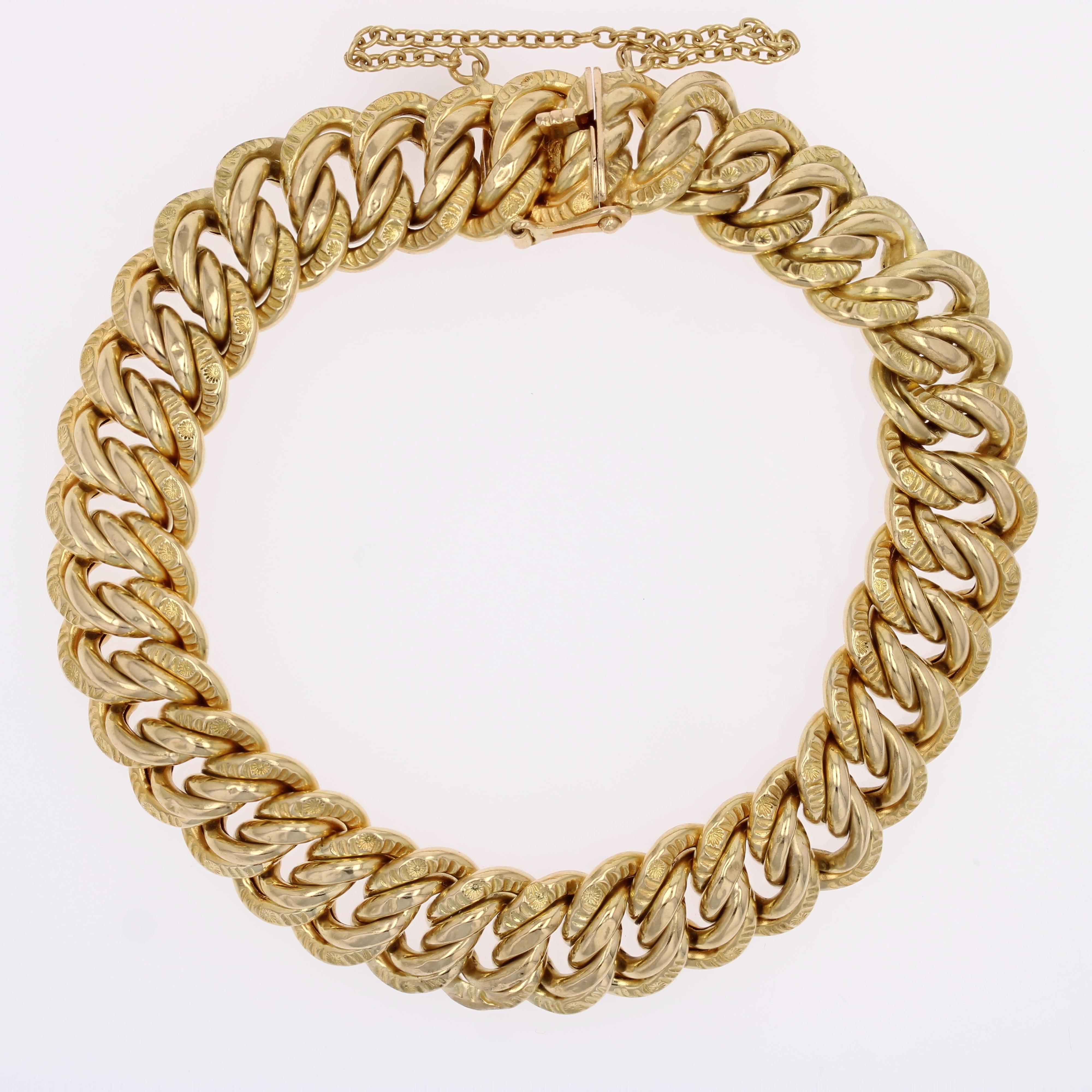 Brazalete de malla americana cincelada en oro amarillo de 18 quilates de los años 50 franceses en venta 1