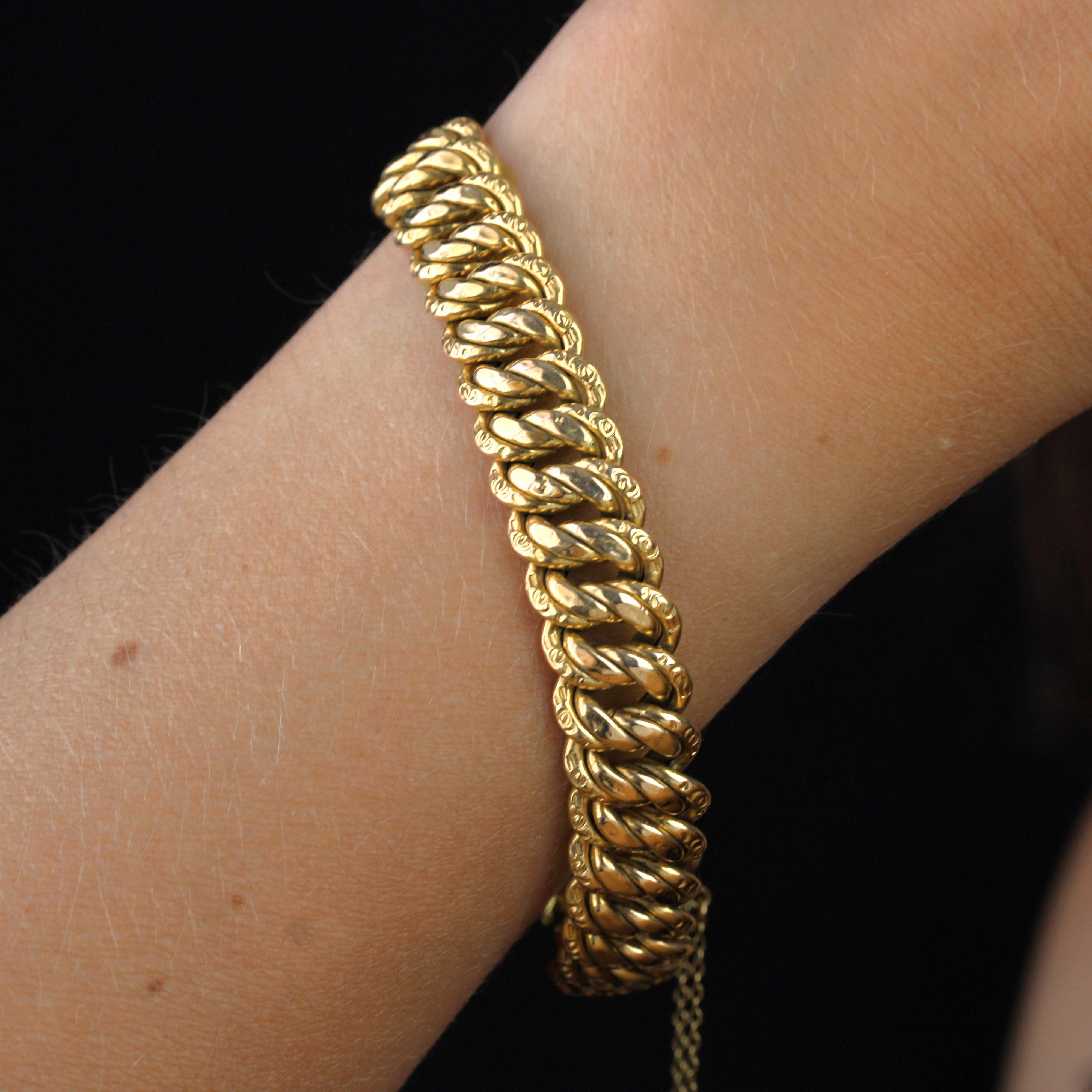 Brazalete de malla americana cincelada en oro amarillo de 18 quilates de los años 50 franceses en venta 2