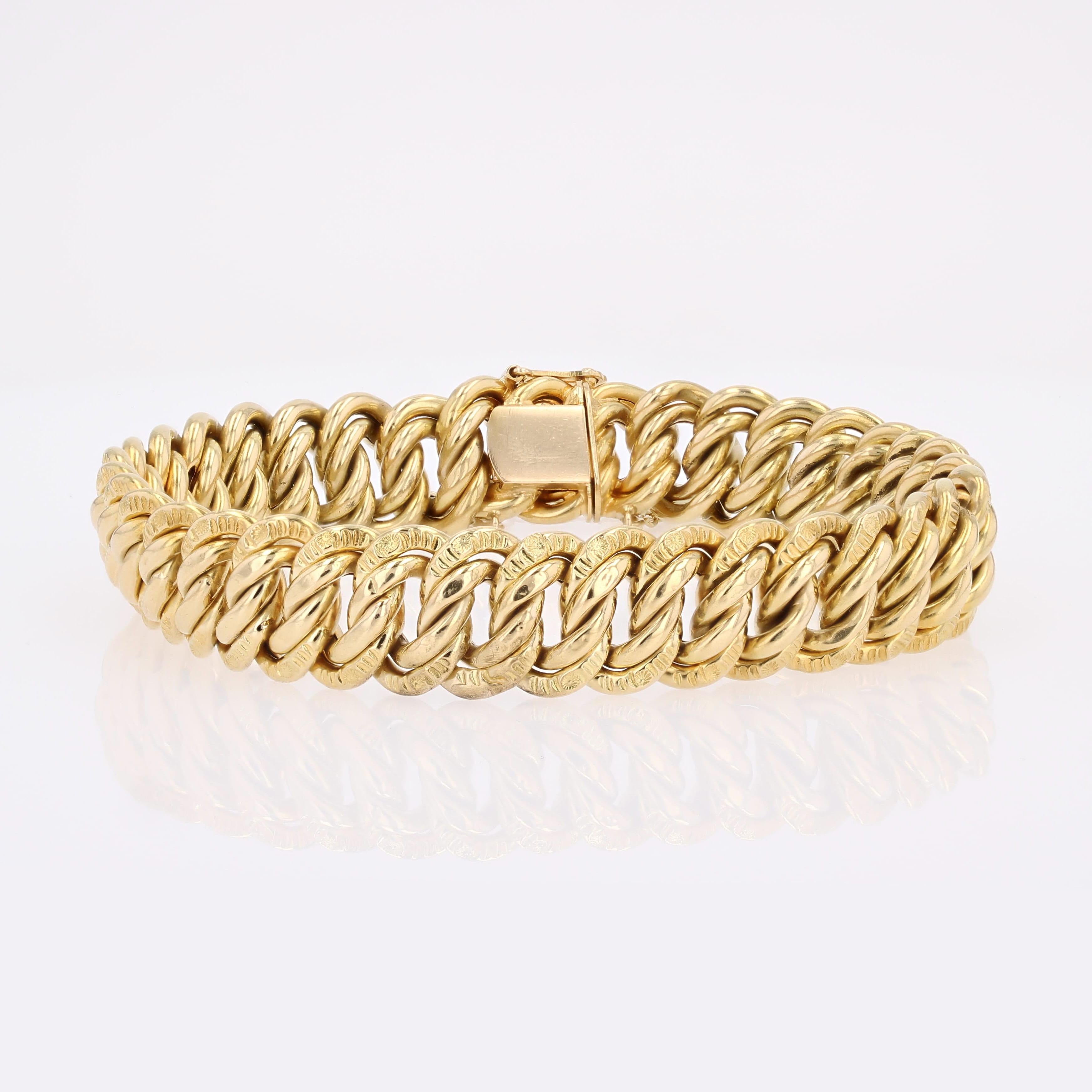Brazalete de malla americana cincelada en oro amarillo de 18 quilates de los años 50 franceses en venta 3