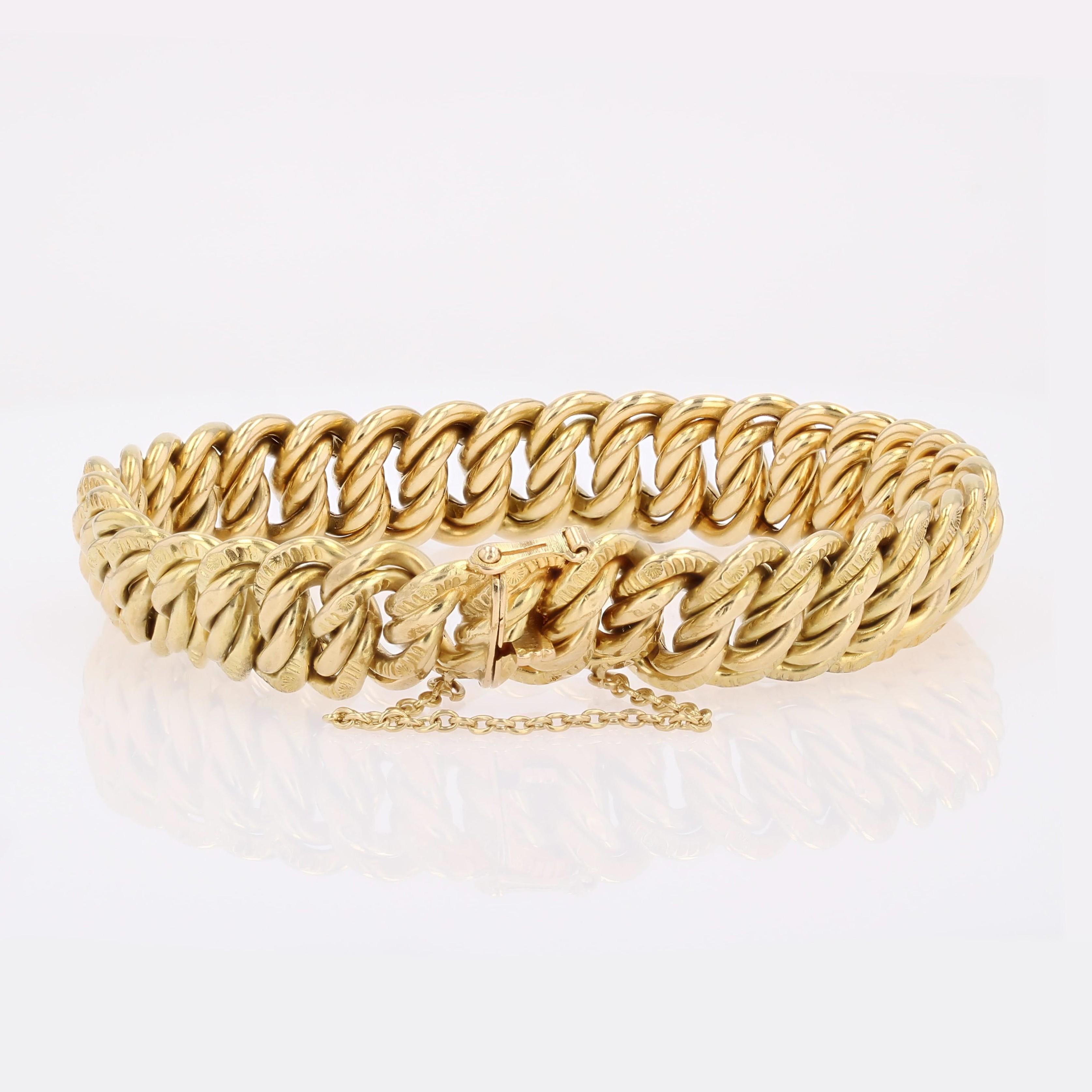 Brazalete de malla americana cincelada en oro amarillo de 18 quilates de los años 50 franceses en venta 4
