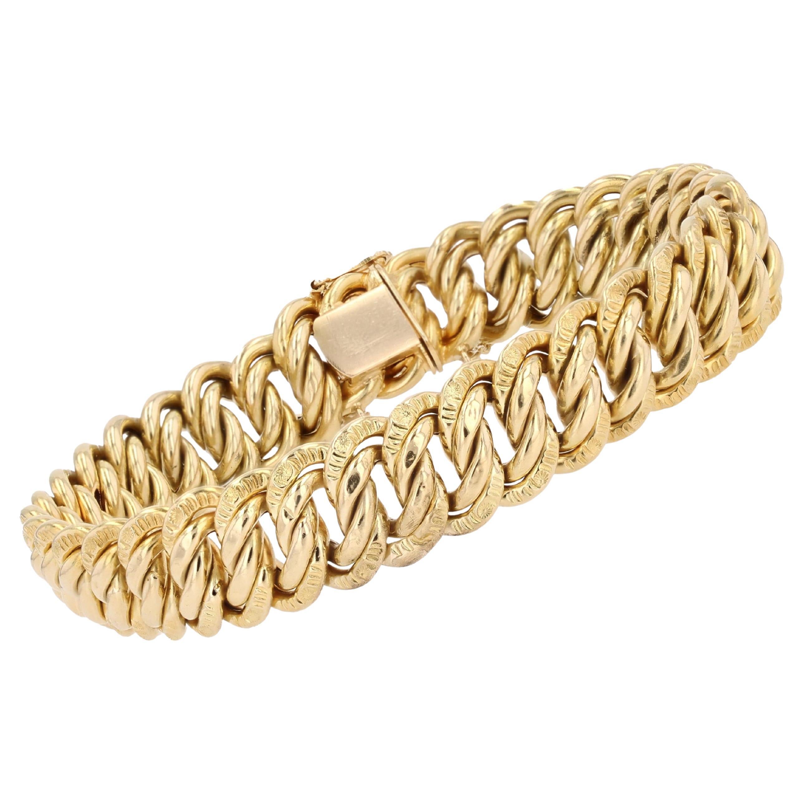 Brazalete de malla americana cincelada en oro amarillo de 18 quilates de los años 50 franceses en venta