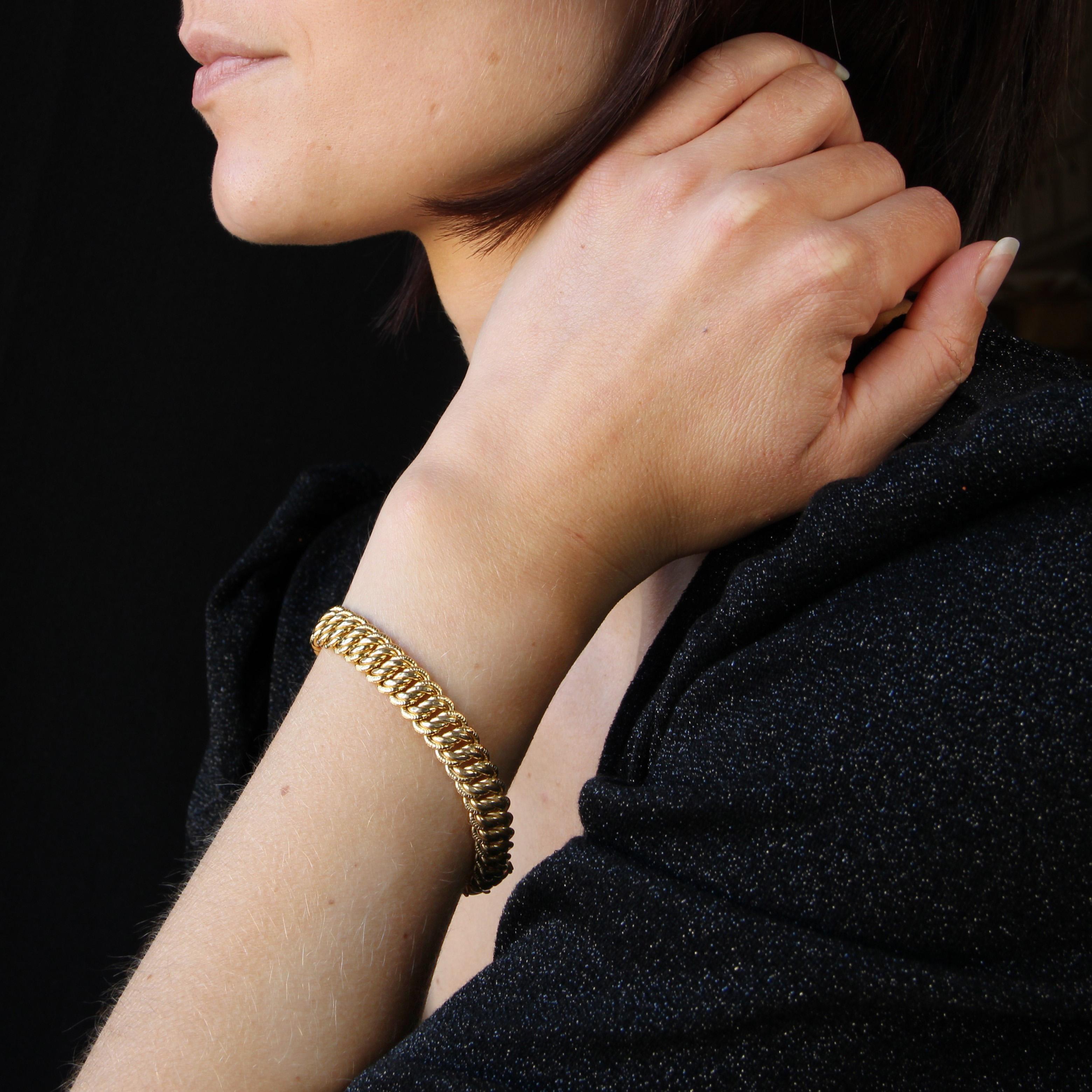 Bracelet in 18 karat yellow gold, eagle head hallmark.
A classic piece of antique jewelry, this bracelet is made of American gourmette mesh, chased on the edges and smooth on the reverse. The clasp is a ratchet clasp with a double 