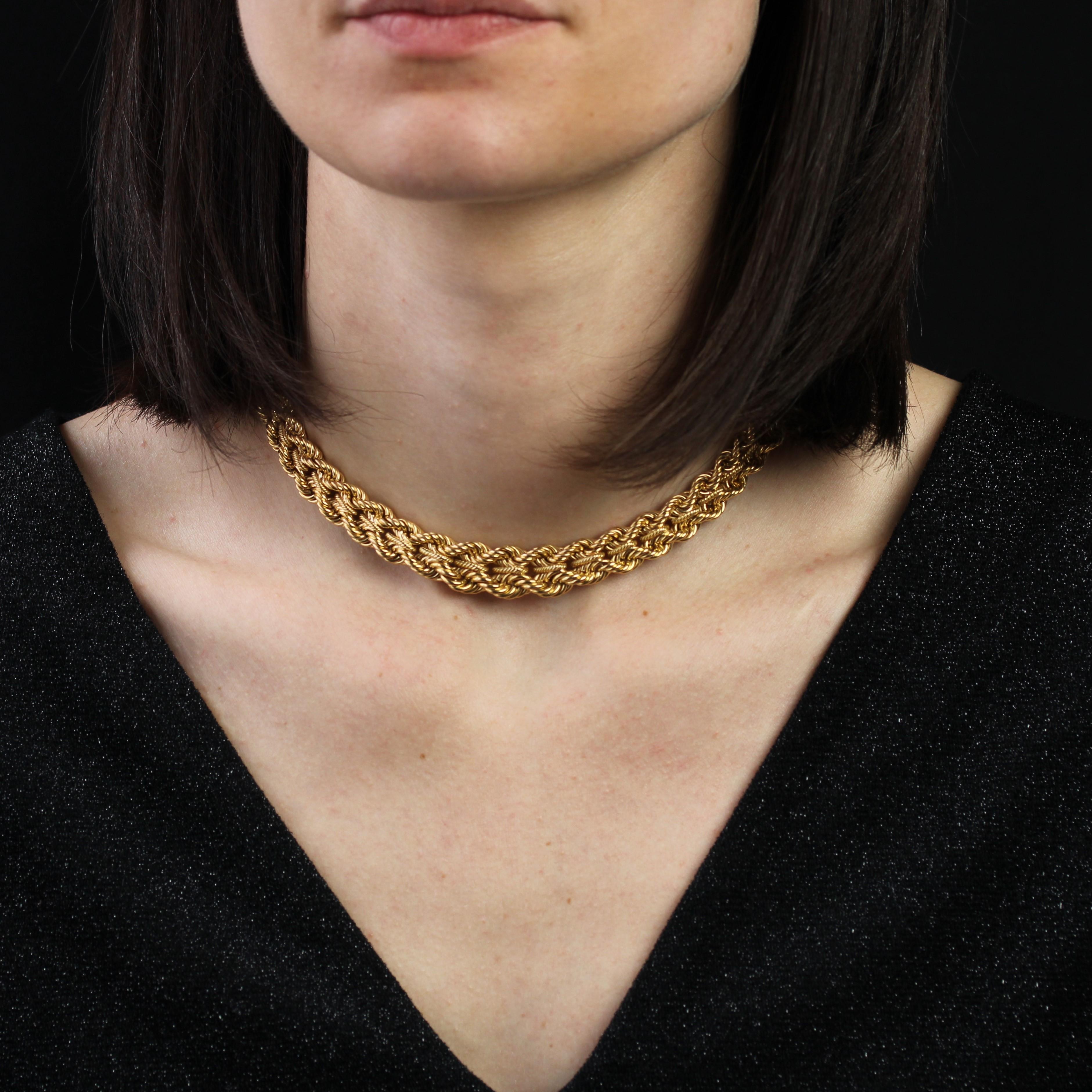Necklace in 18 karat yellow gold, rhinoceros and eagle heads hallmarks.
Elegant vintage gold necklace featuring a mesh of interwoven gold wires. The clasp is ratchet with 8 safety catches.
Length : 36,5 cm approximately, width : to 7.7 mm to 12.5 mm