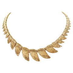 French 1950s 18 Karat Yellow Gold Feather Retro Necklace