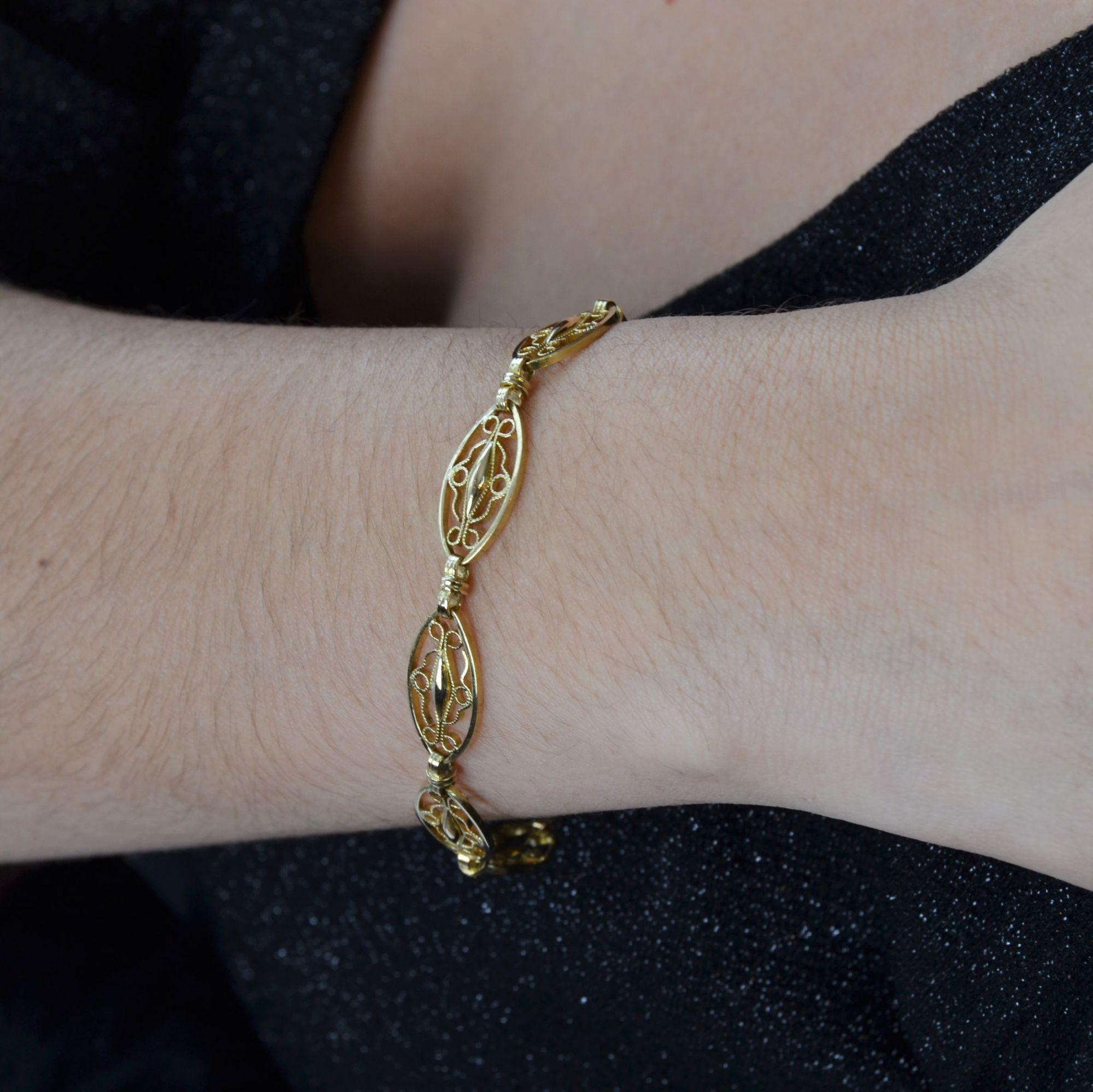 French 1950s 18 Karat Yellow Gold Filigree Links Bracelet In Excellent Condition For Sale In Poitiers, FR