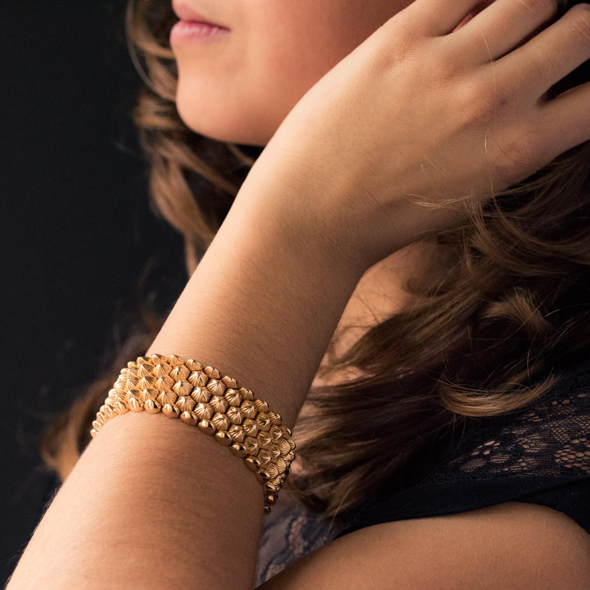 Bracelet in 18 karat yellow gold, eagle's head and rhinoceros hallmark.
Flexible, this retro gold bracelet is made of chiselled honeycomb patterns. The fastening system is ratchet with two safety 8.
Length: 19 cm, width: 2.5 cm, thickness: 4.9