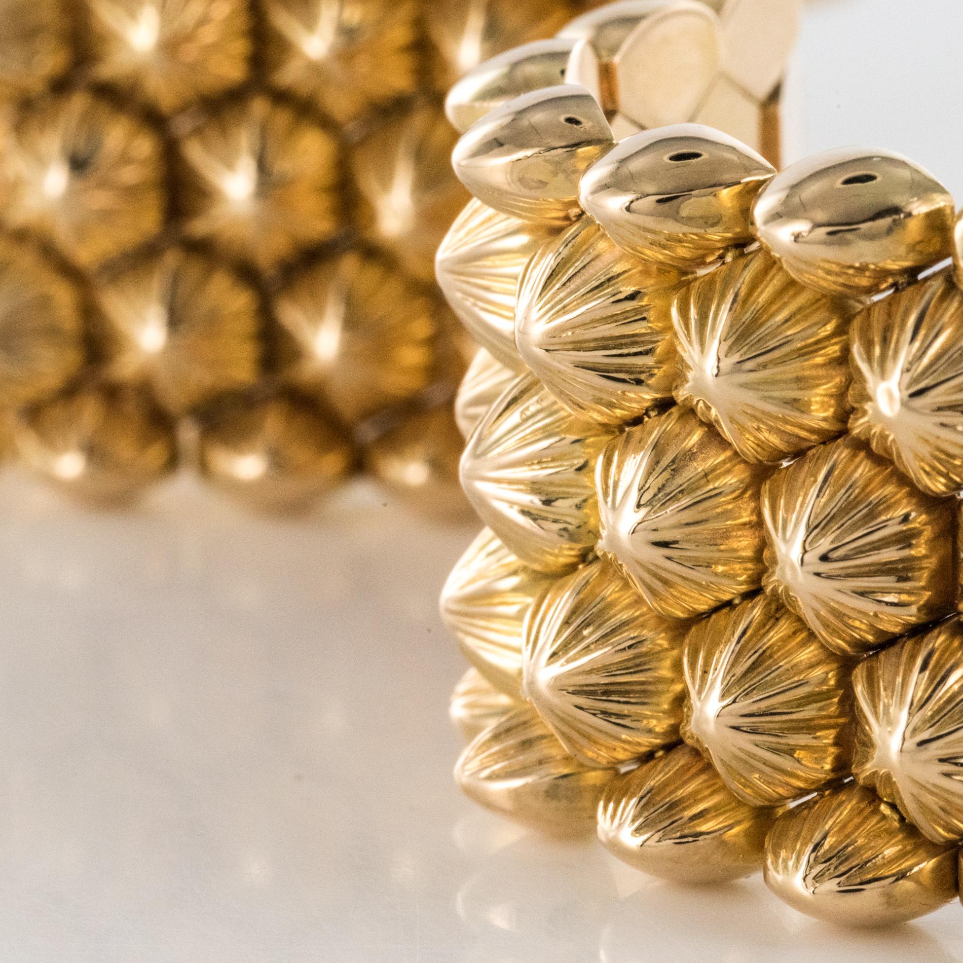 French 1950s 18 Karat Yellow Gold Honeycomb Bracelet In Good Condition In Poitiers, FR