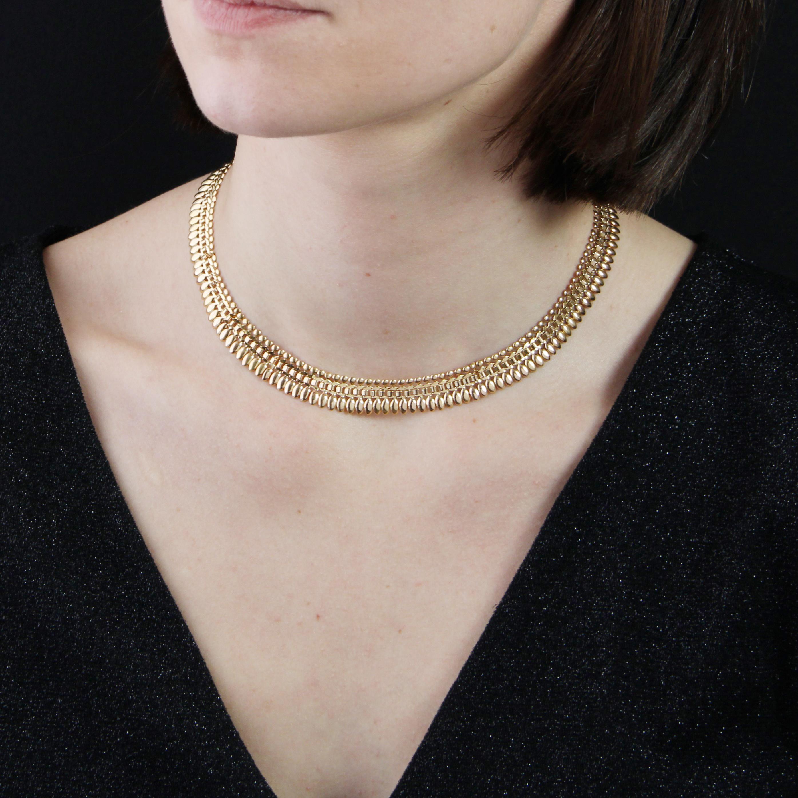 Necklace in 18 karat yellow gold, eagle and rhinoceros heads hallmarks .
Timeless antique gold necklace, it consists of slightly curved links and articulated between them. The attachment system is ratchet.
Width : 11,9 mm, thickness : 1,2 mm