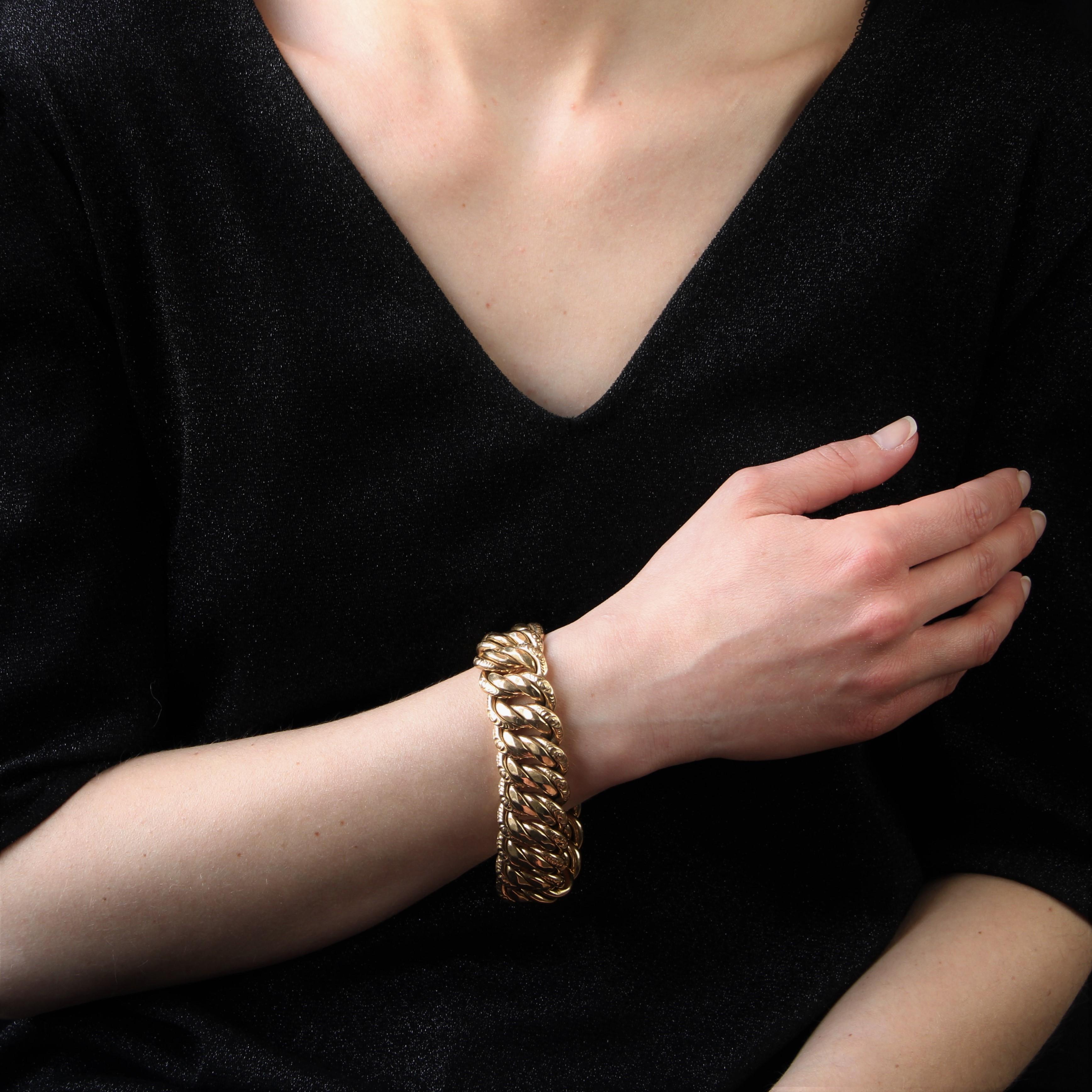 Armband aus 18 Karat Gelbgold, Punzierung Nashornkopf.
Wichtige Retro-Armband in Gold ist es von einem Netz gemeißelt an den Rändern gebildet, und in der Mitte facettiert. Der Verschluss ist ein Ratschenverschluss mit 