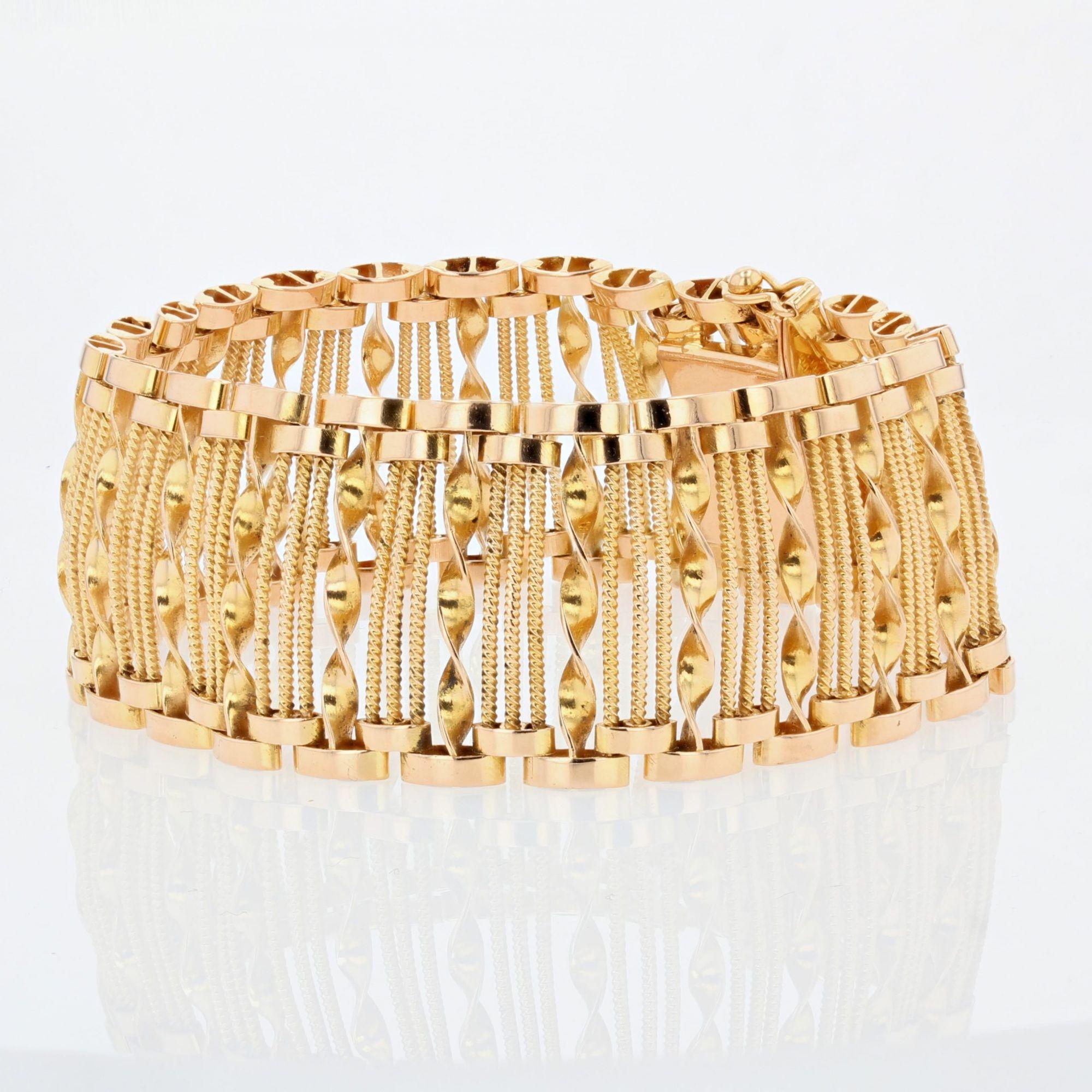 French 1950s 18 Karat Yellow Gold Wire and Twist Openwork Bracelet In Good Condition For Sale In Poitiers, FR