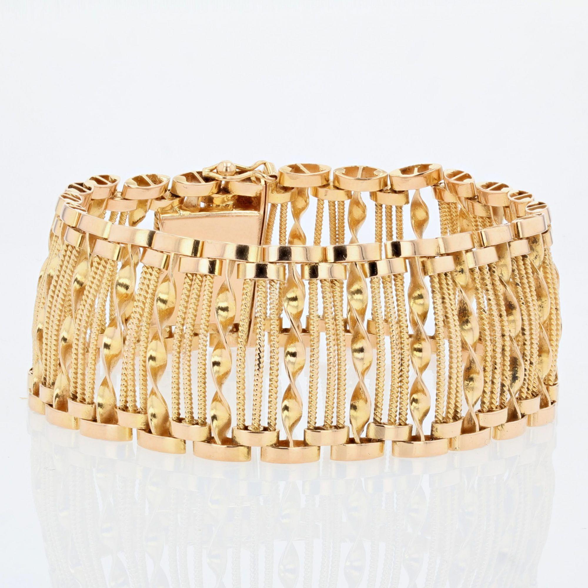 French 1950s 18 Karat Yellow Gold Wire and Twist Openwork Bracelet For Sale 1
