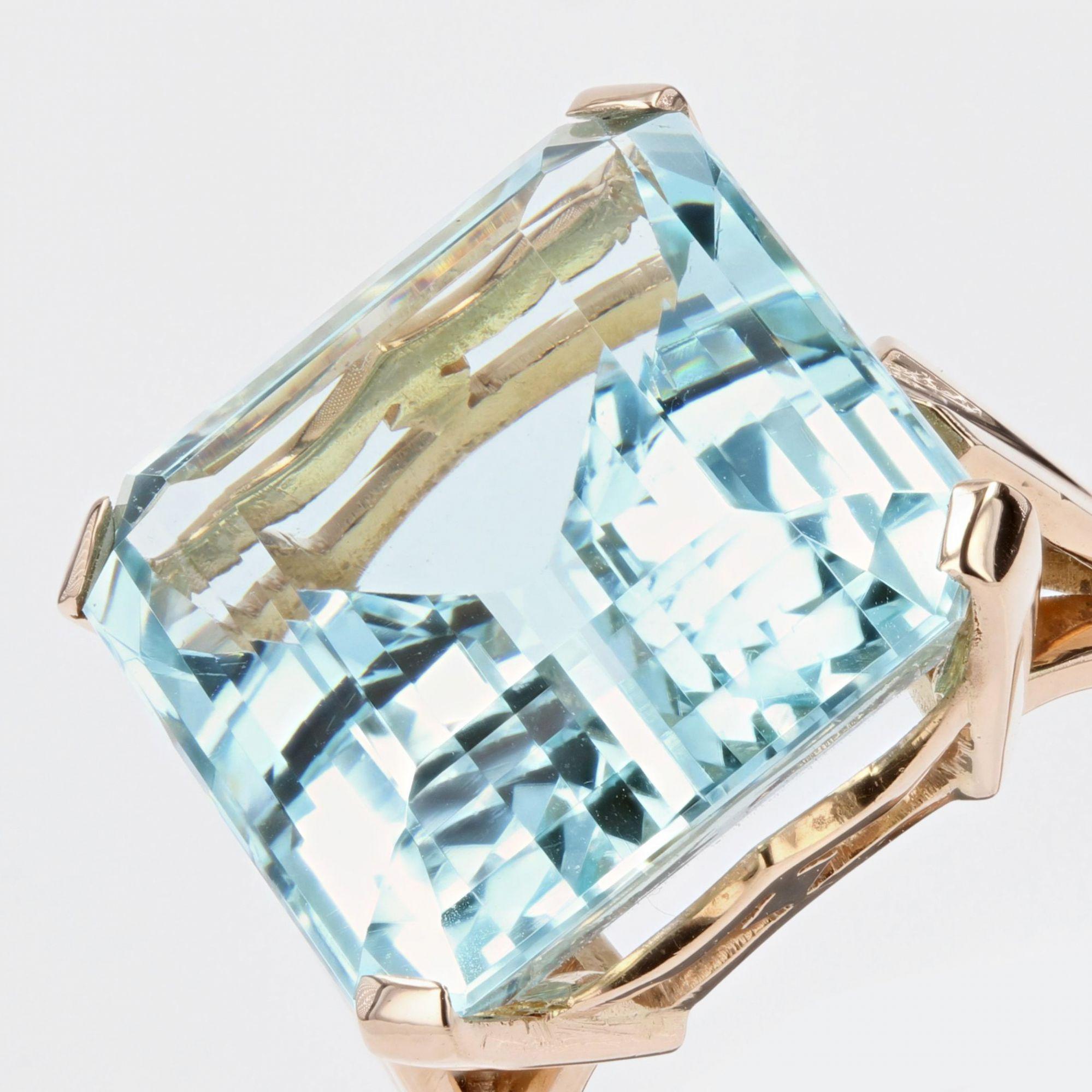 French 1950s 26, 2 Carat Aquamarine 18 Karat Rose Gold Ring In Excellent Condition For Sale In Poitiers, FR