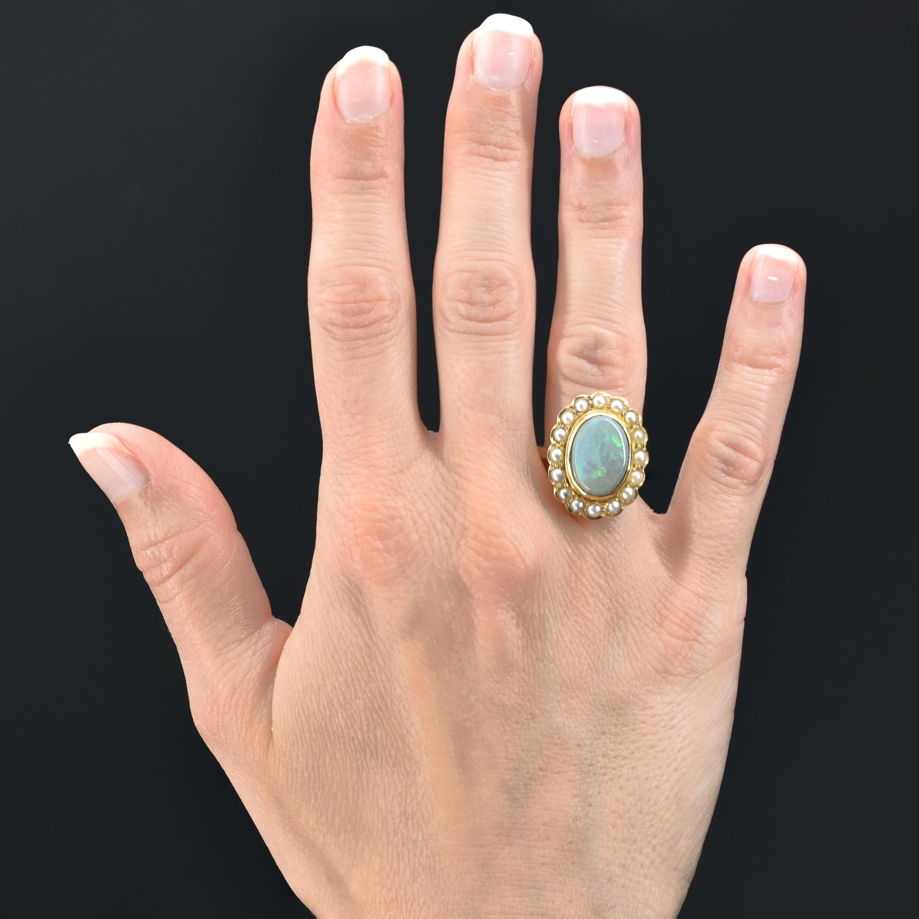Ring aus 18 Karat Gelbgold, Adlerkopfpunze.
Charmanter Retro-Ring, verziert mit einem edlen Opal in geschlossener Fassung, umgeben von Halbperlen.
Gewicht des Opals: ca. 2,30 Karat.
Durchmesser der Perlen: 1,5/2 mm.
Höhe : 22,2 mm, Breite : 17,4 mm,