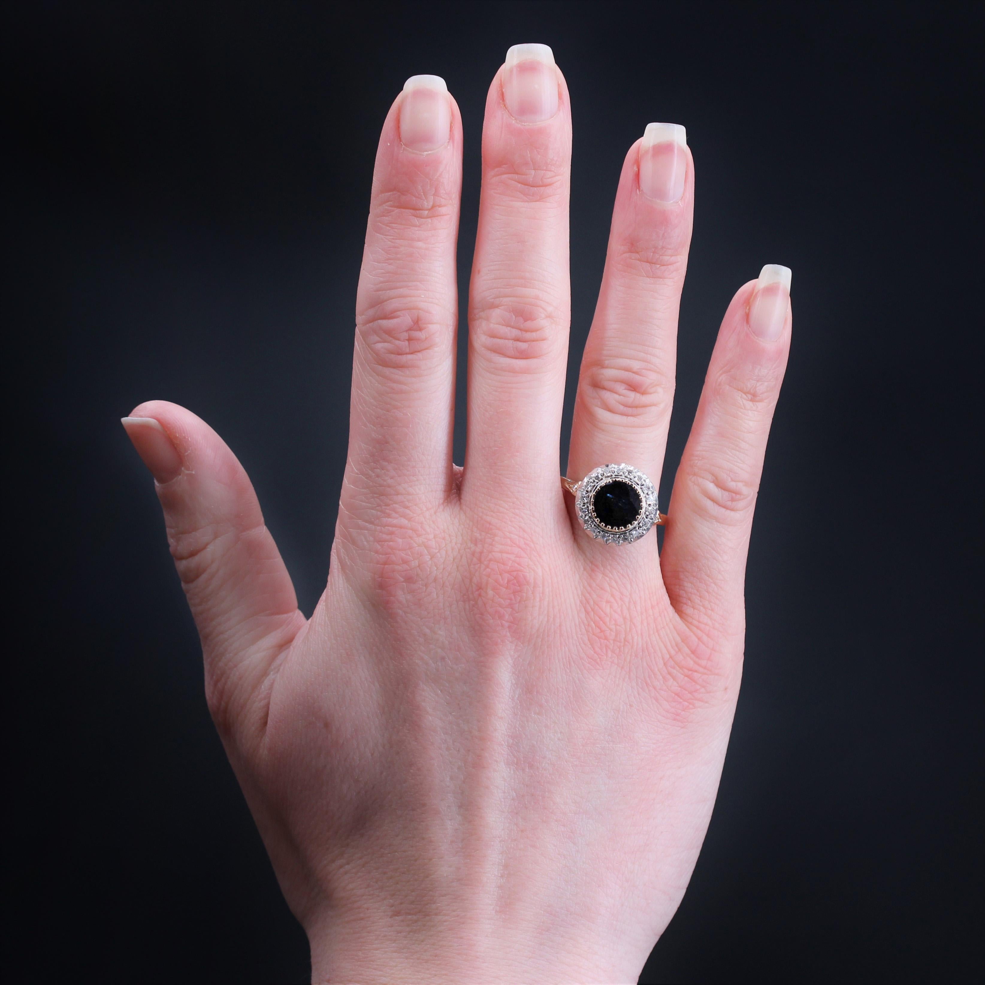 Ring aus 18 Karat Gelbgold mit Adlerkopfpunze und Platin mit Hundekopfpunze.
Dieser antike Ring ist in der Mitte mit einem runden, intensiv blauen Saphir in einem Gefolge von Diamanten im 8/8-Schliff geschmückt, gefasst auf Platin. Die Fassung ist