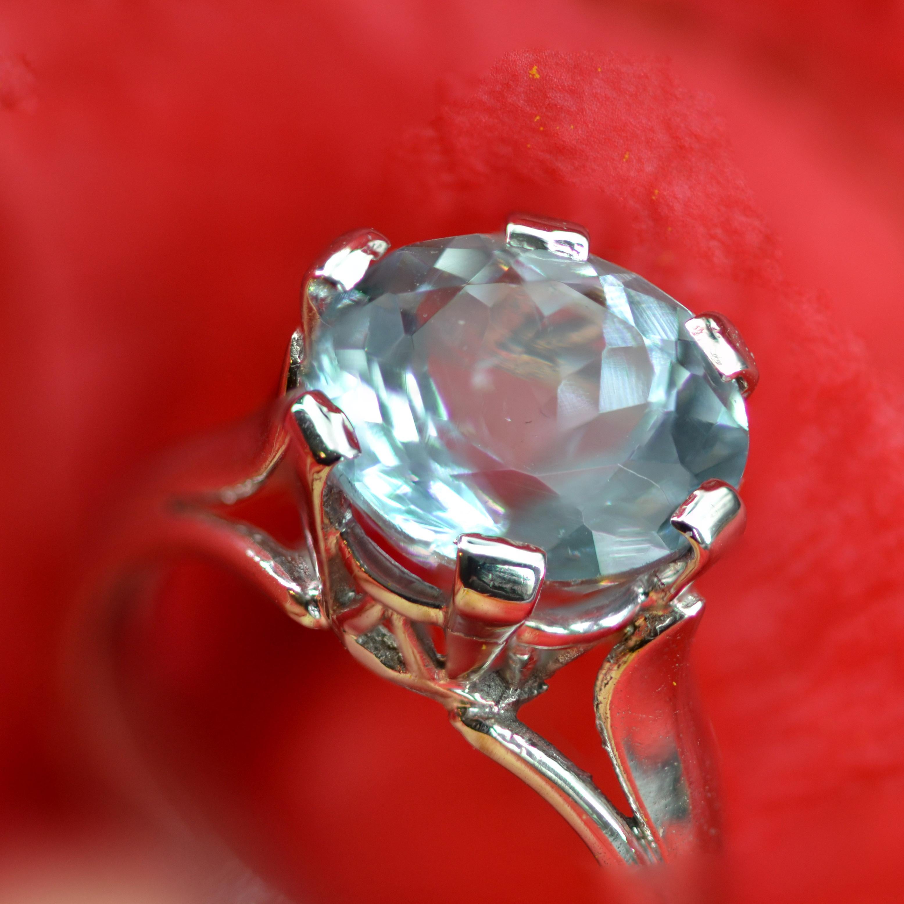 French 1950s 3.25 Carats Aquamarine 18 Karat White Gold Solitaire Ring For Sale 4