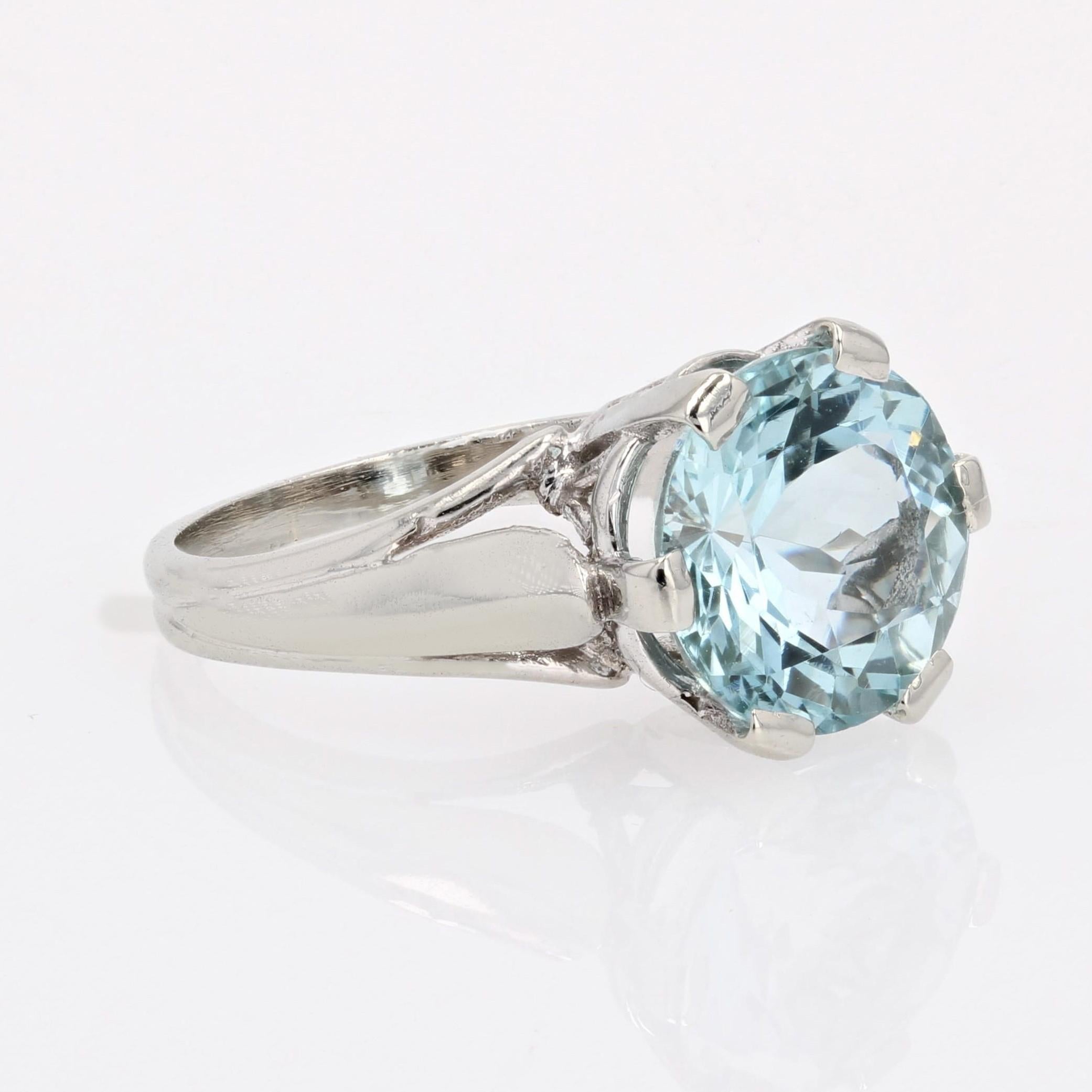 French 1950s 3.25 Carats Aquamarine 18 Karat White Gold Solitaire Ring For Sale 5