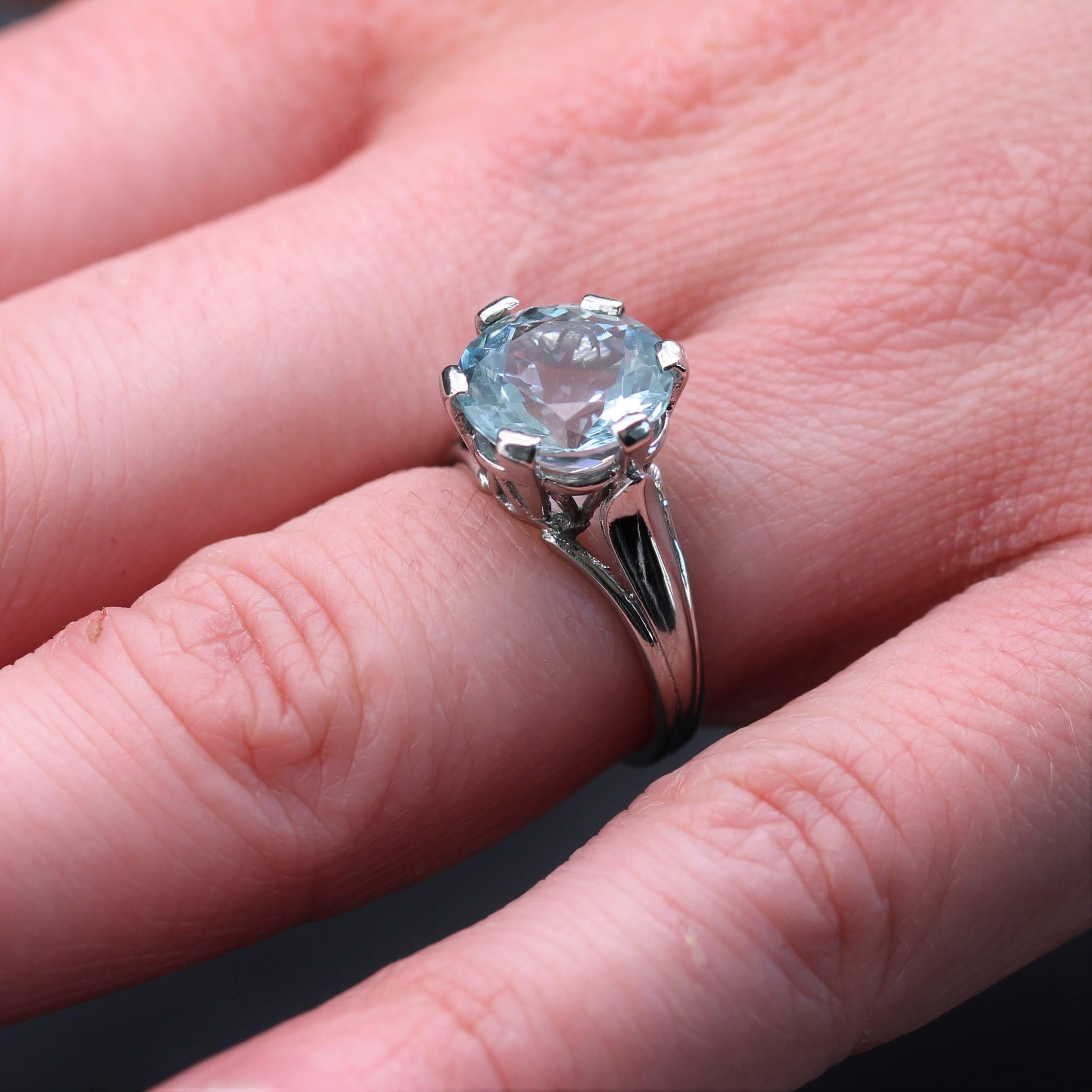 French 1950s 3.25 Carats Aquamarine 18 Karat White Gold Solitaire Ring For Sale 7