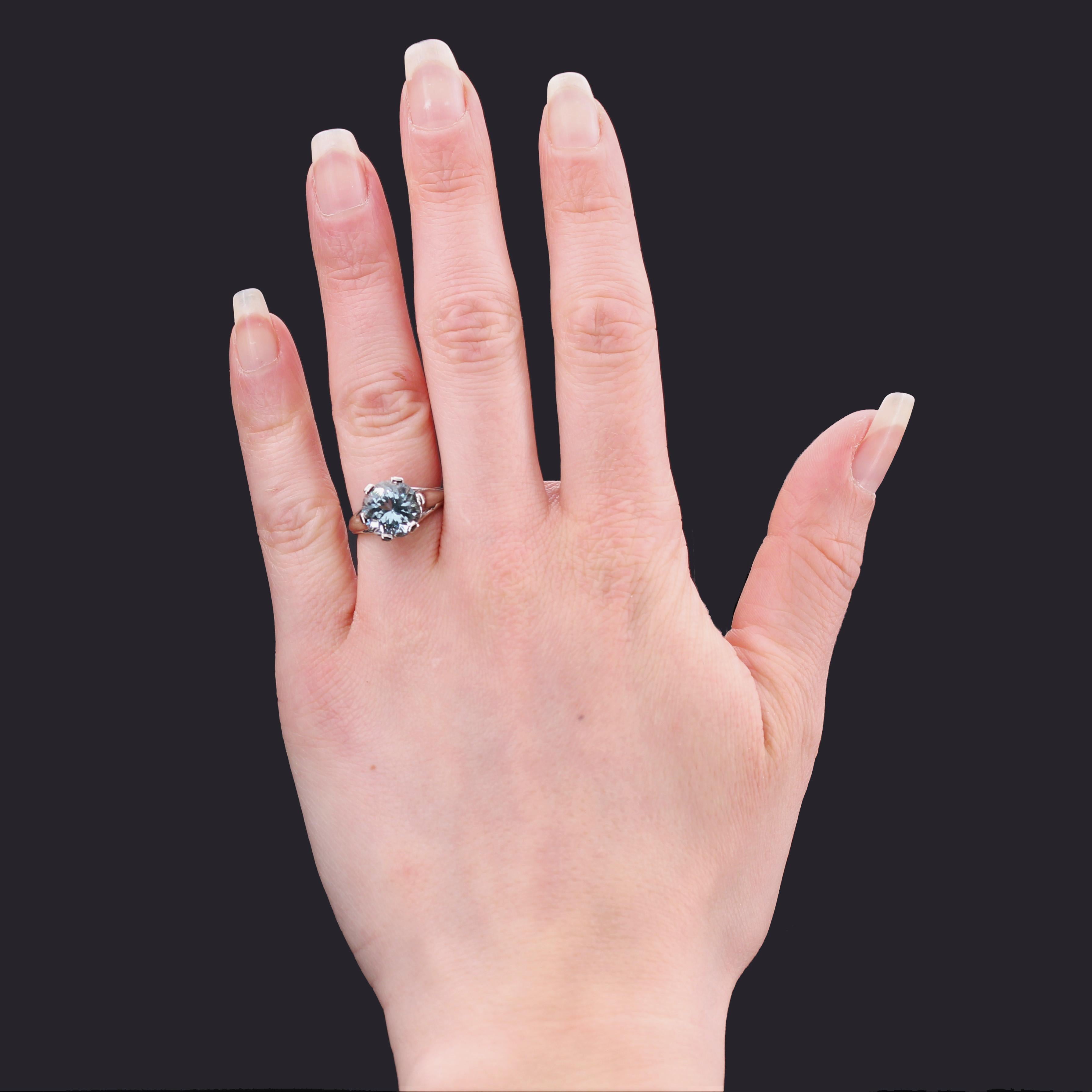 Ring in 18 karat white gold, eagle head hallmark.
The mounting of this antique solitaire ring is formed of 2 rings and the departure dressed with a gold palm. It supports an openwork basket holding a round aquamarine with flat claws.
Total weight of