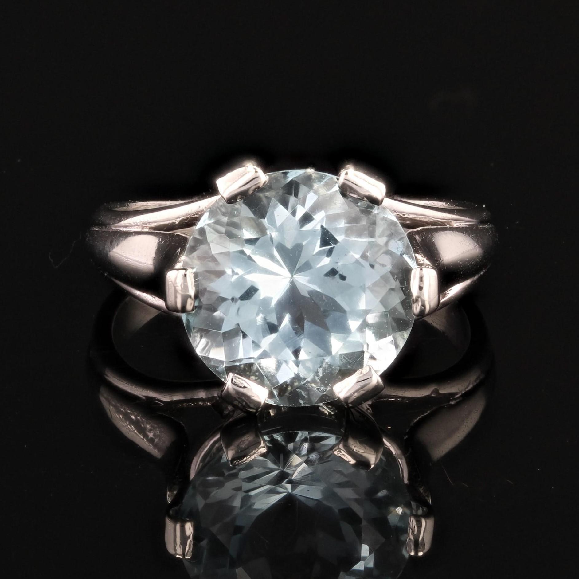 French 1950s 3.25 Carats Aquamarine 18 Karat White Gold Solitaire Ring In Excellent Condition For Sale In Poitiers, FR