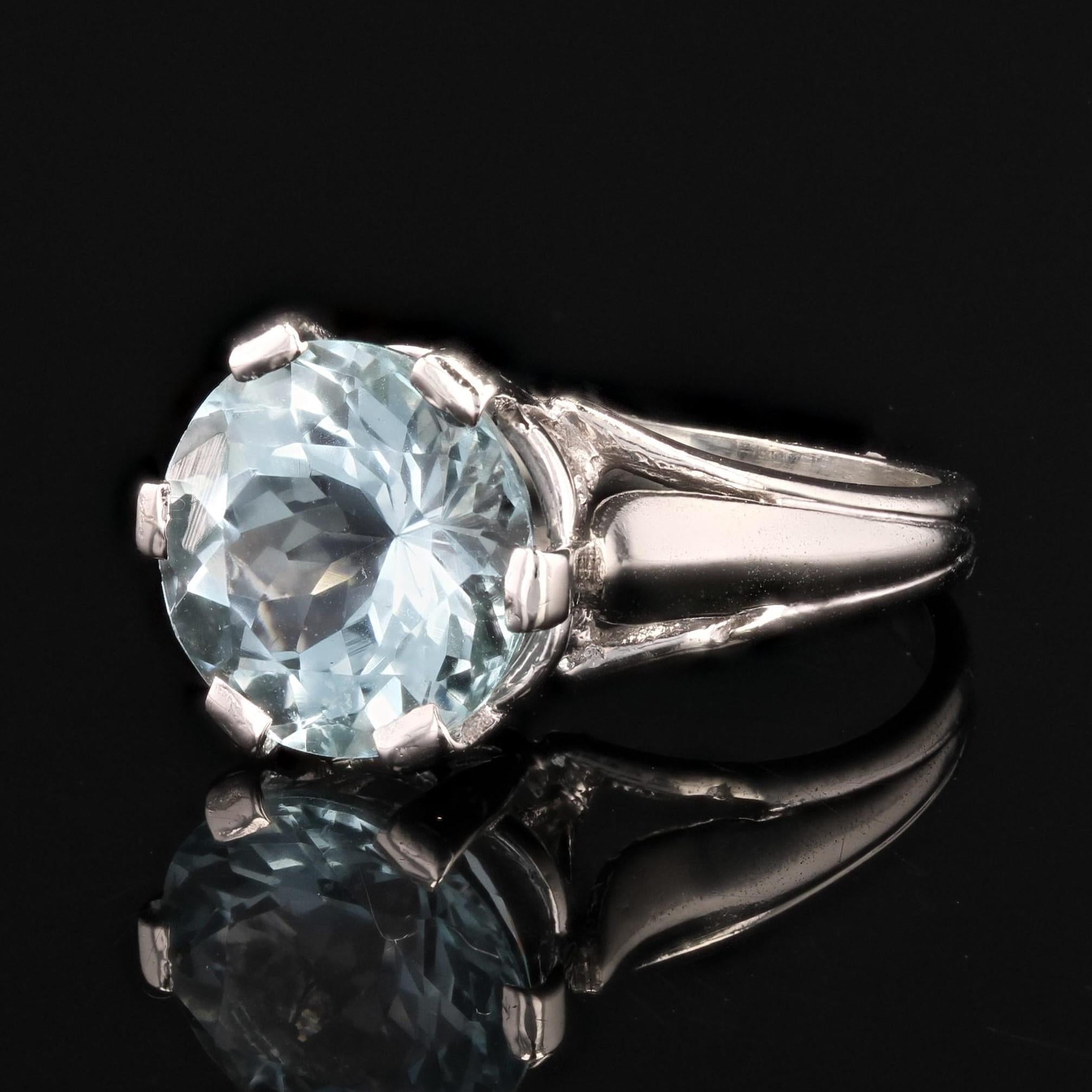 French 1950s 3.25 Carats Aquamarine 18 Karat White Gold Solitaire Ring For Sale 1