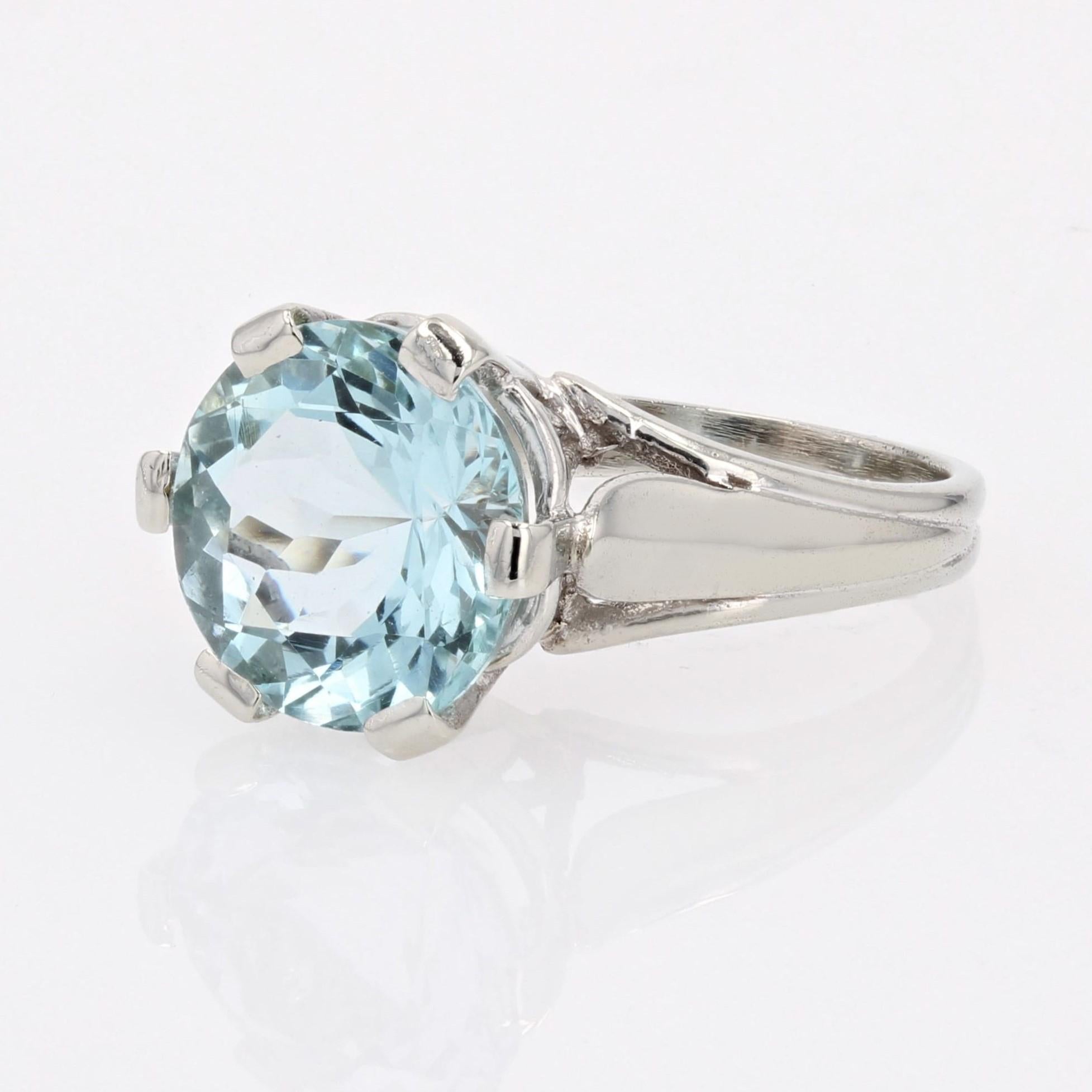 French 1950s 3.25 Carats Aquamarine 18 Karat White Gold Solitaire Ring For Sale 2