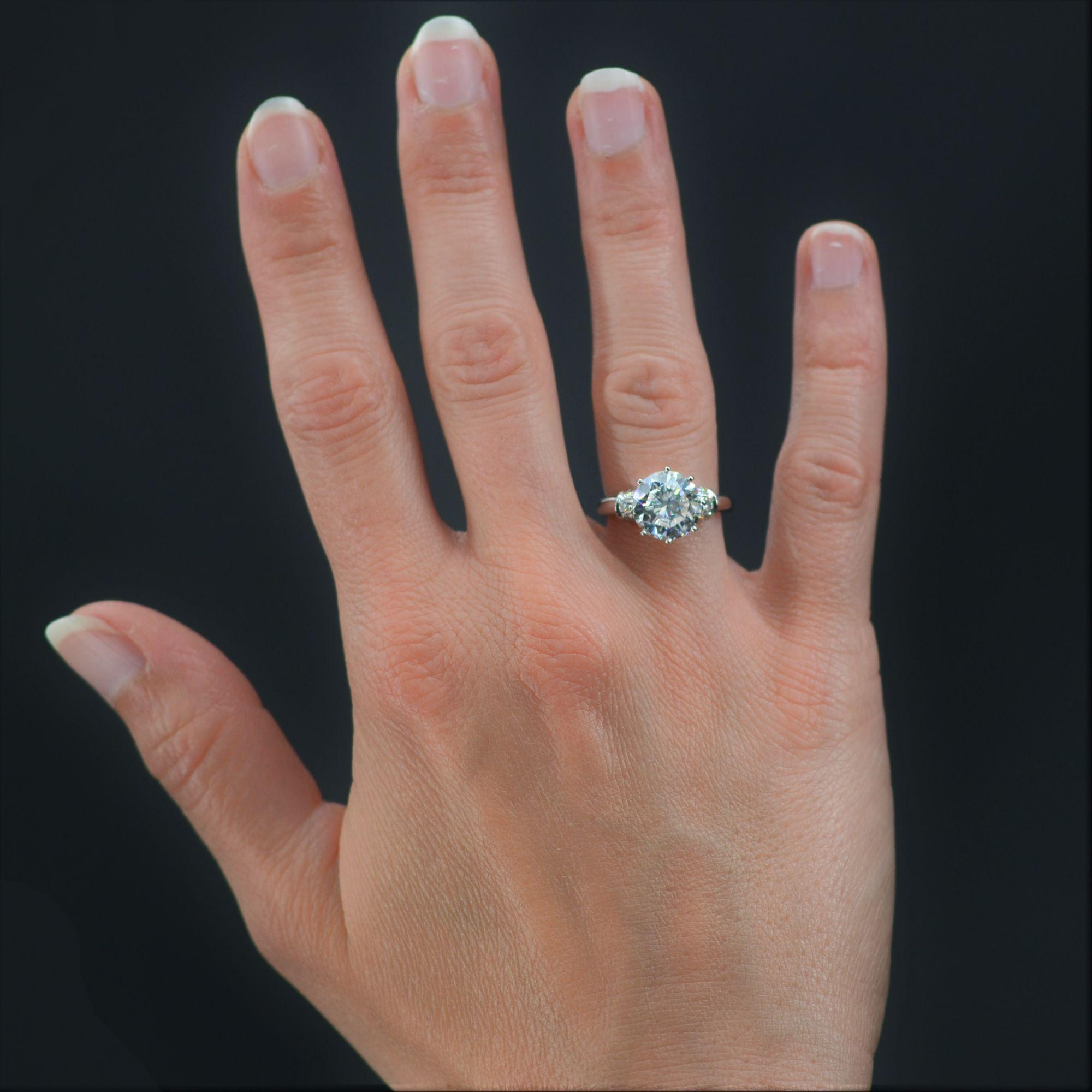 Ring in 18 karat white gold, eagle head hallmark, and platinum, dog head hallmark.
Magnificent and elegant diamond solitaire ring, its setting consists of a half-bowed ring, which holds two half-moon patterns, adorned with 2x3 modern brilliant- cut