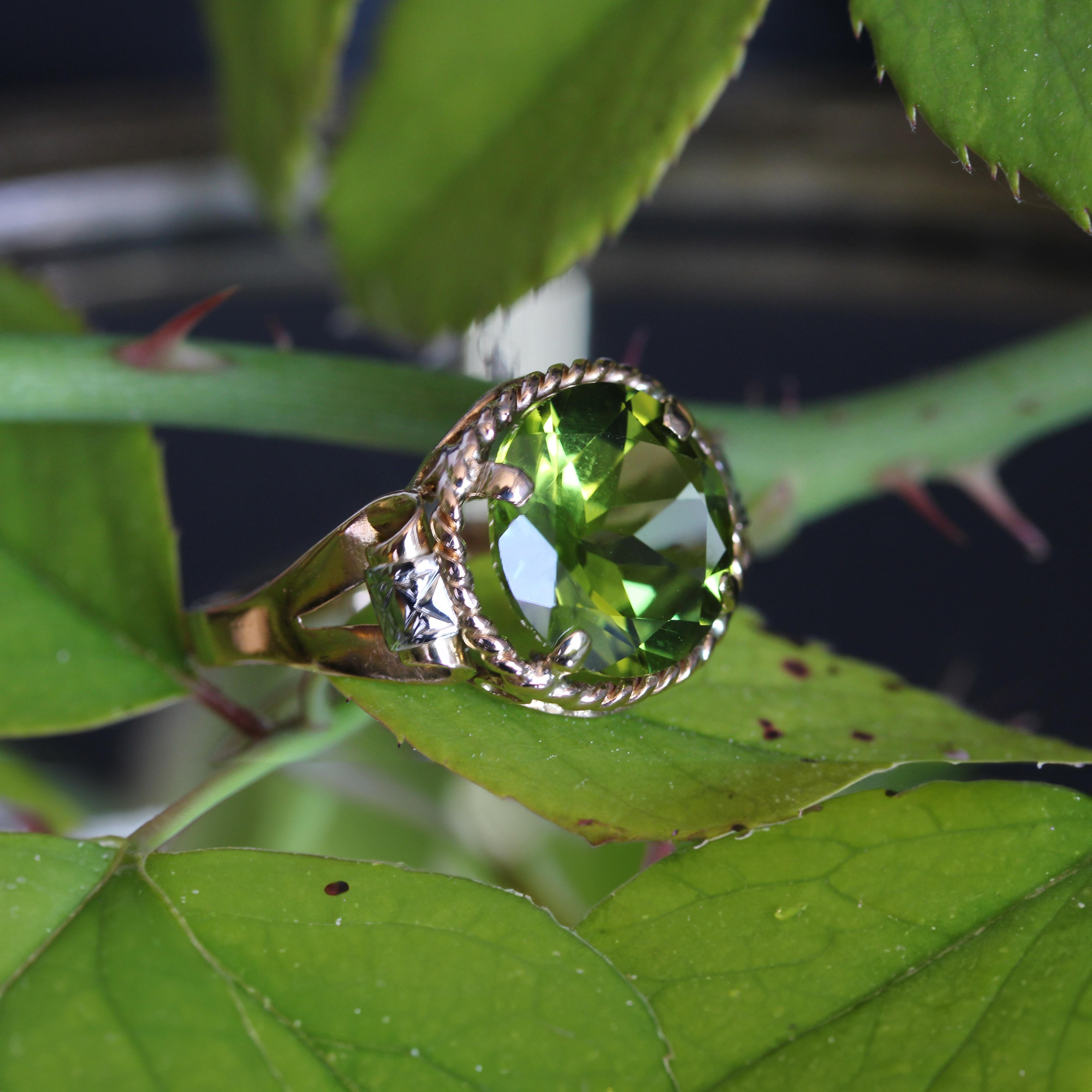 French 1950s 4.20 Carats Peridot 18 Karat Rose Gold Retro Ring For Sale 7