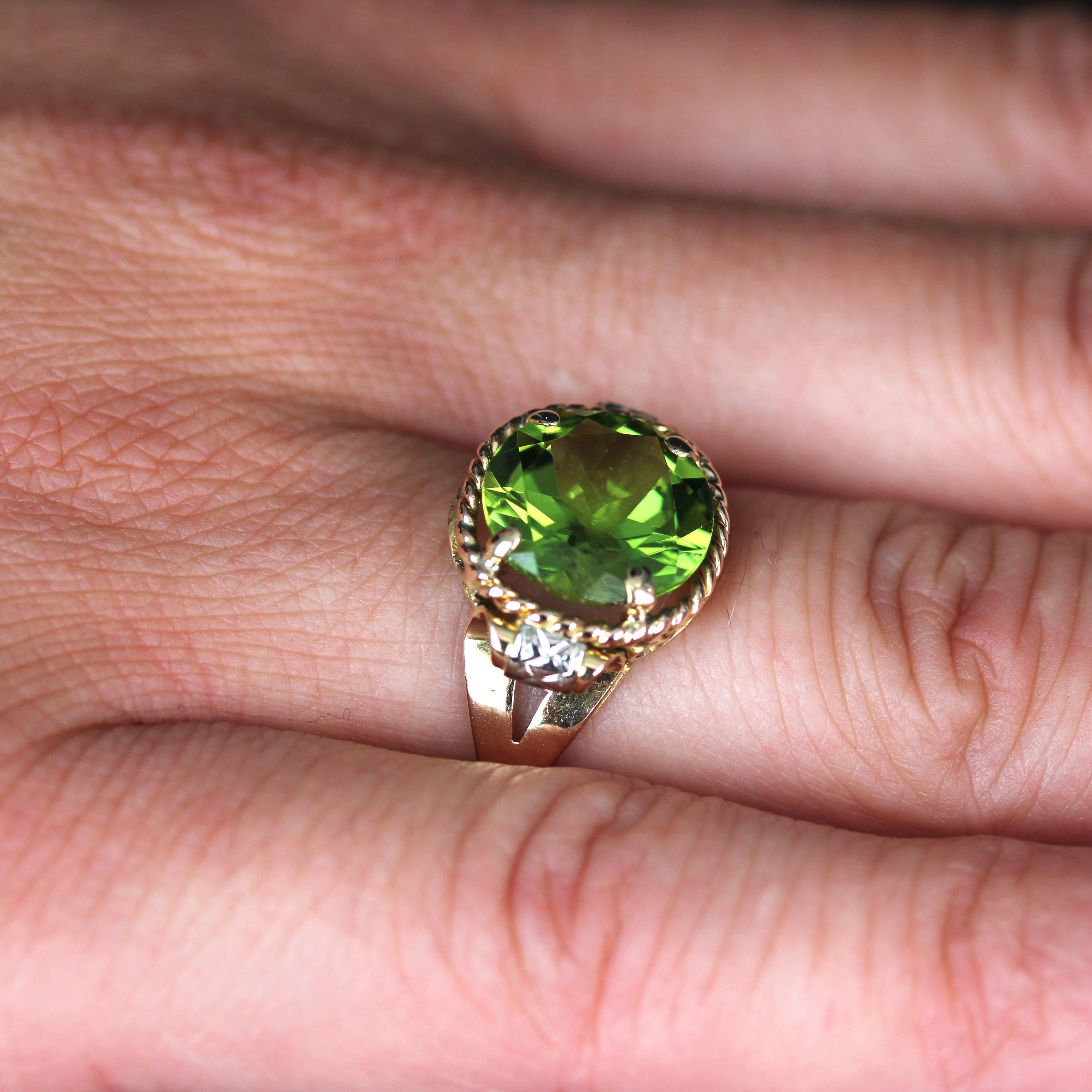French 1950s 4.20 Carats Peridot 18 Karat Rose Gold Retro Ring For Sale 8