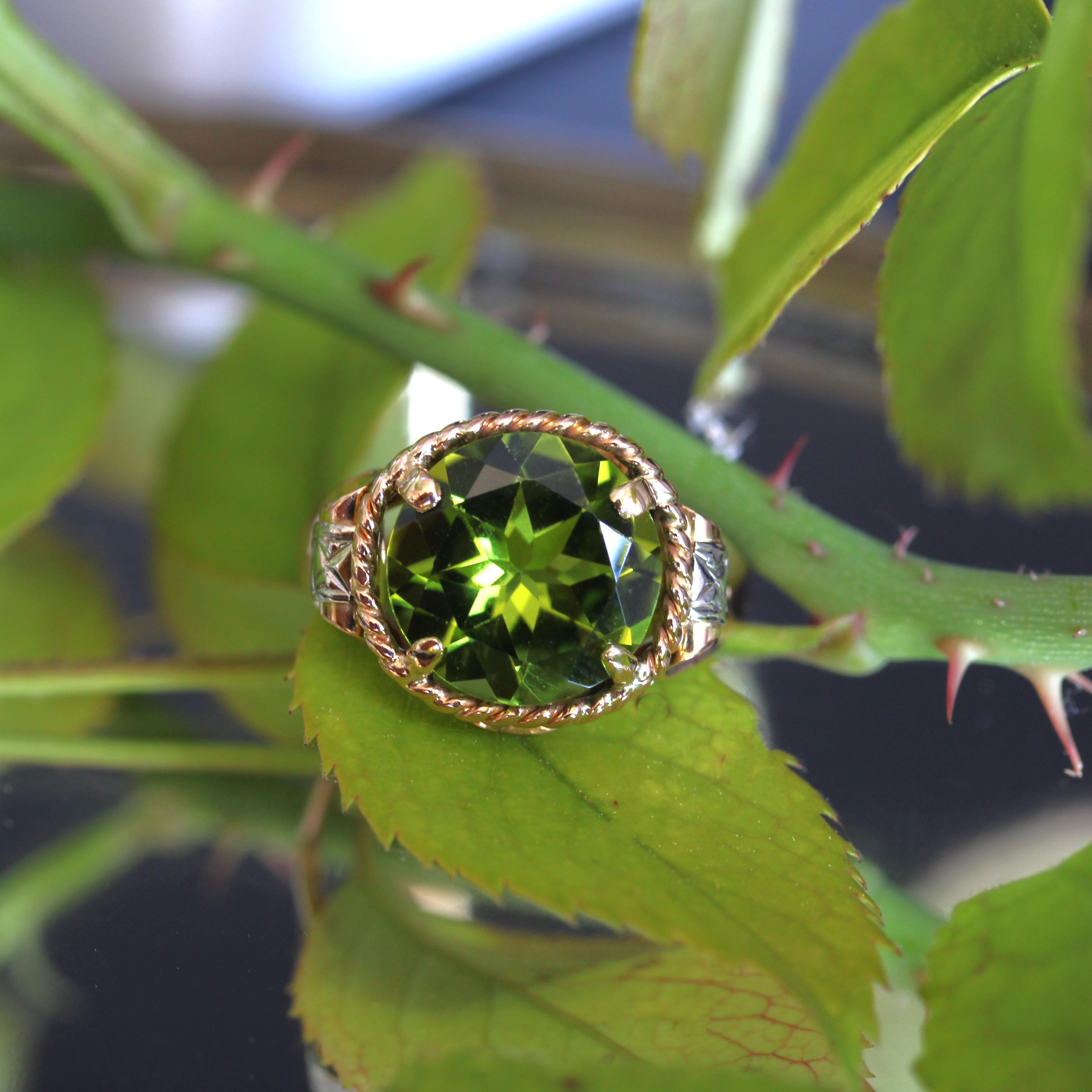 French 1950s 4.20 Carats Peridot 18 Karat Rose Gold Retro Ring For Sale 9