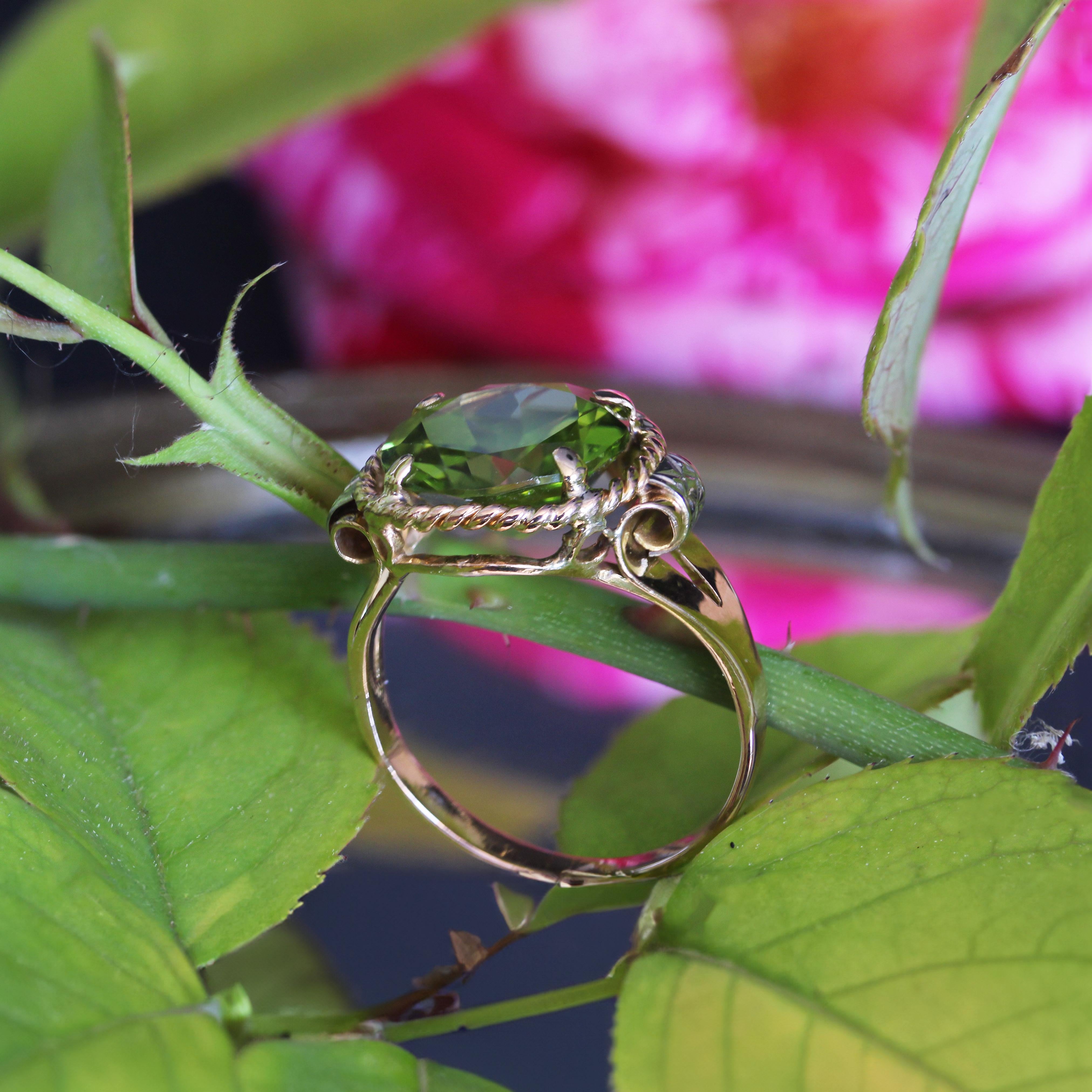 French 1950s 4.20 Carats Peridot 18 Karat Rose Gold Retro Ring For Sale 11