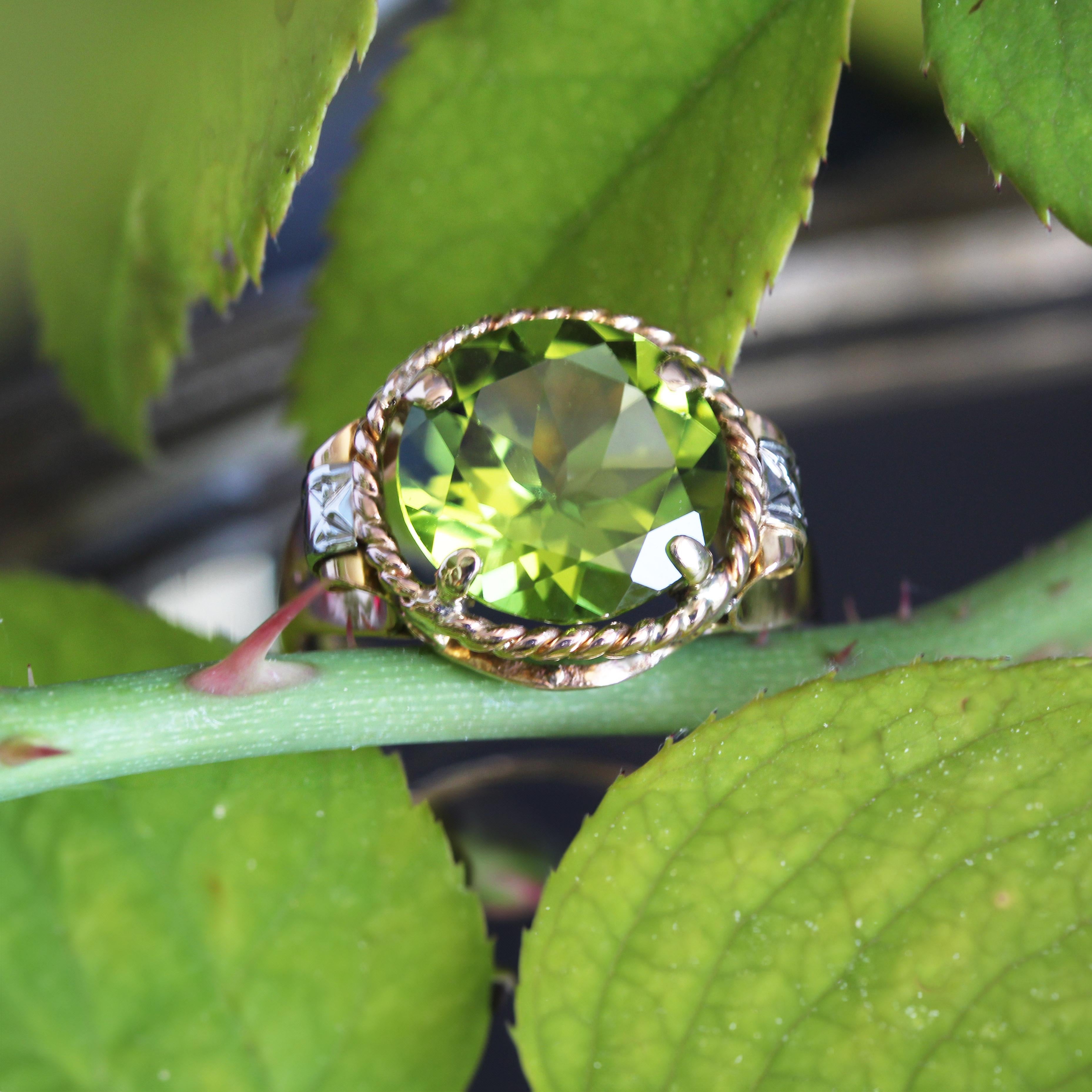 Round Cut French 1950s 4.20 Carats Peridot 18 Karat Rose Gold Retro Ring For Sale
