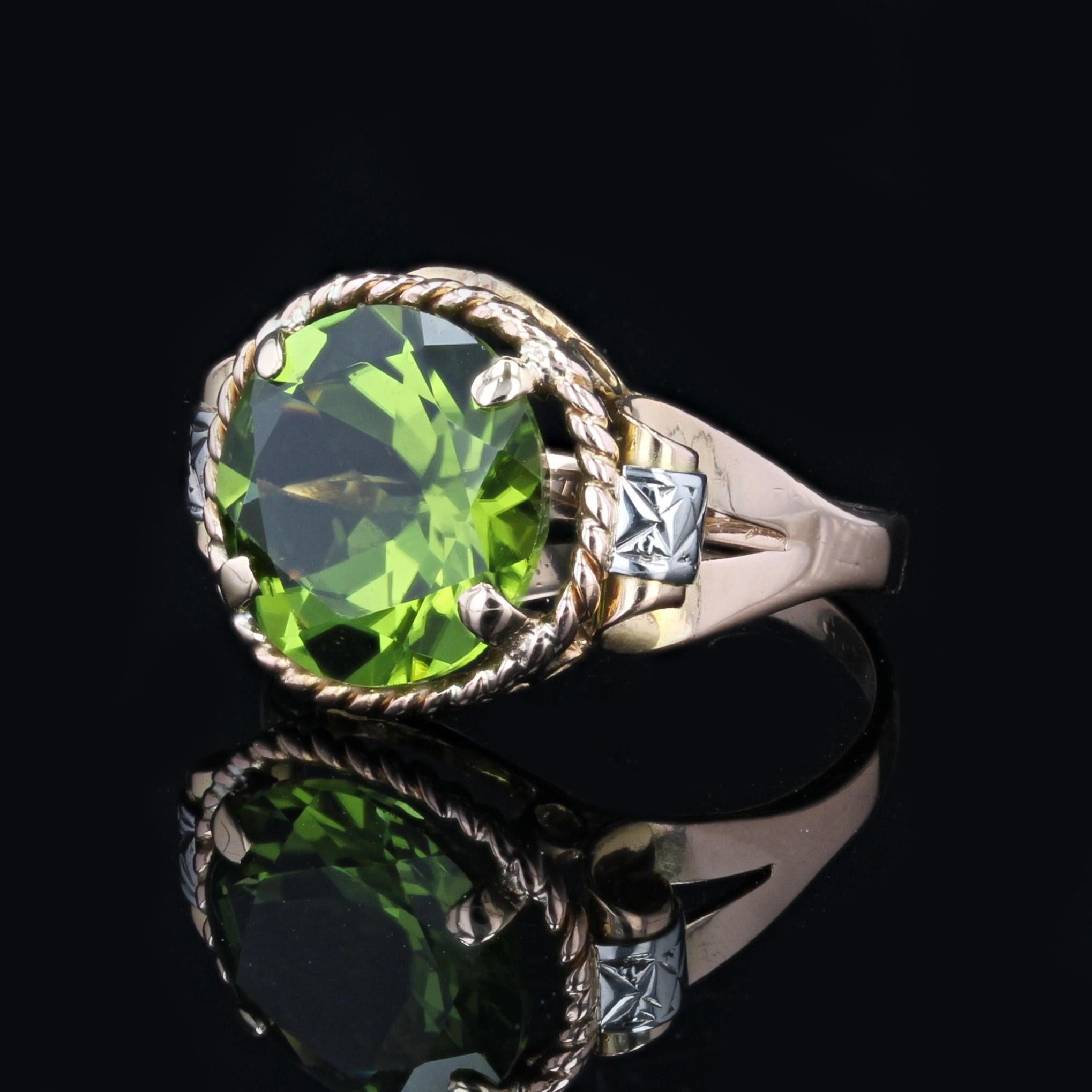 French 1950s 4.20 Carats Peridot 18 Karat Rose Gold Retro Ring For Sale 2