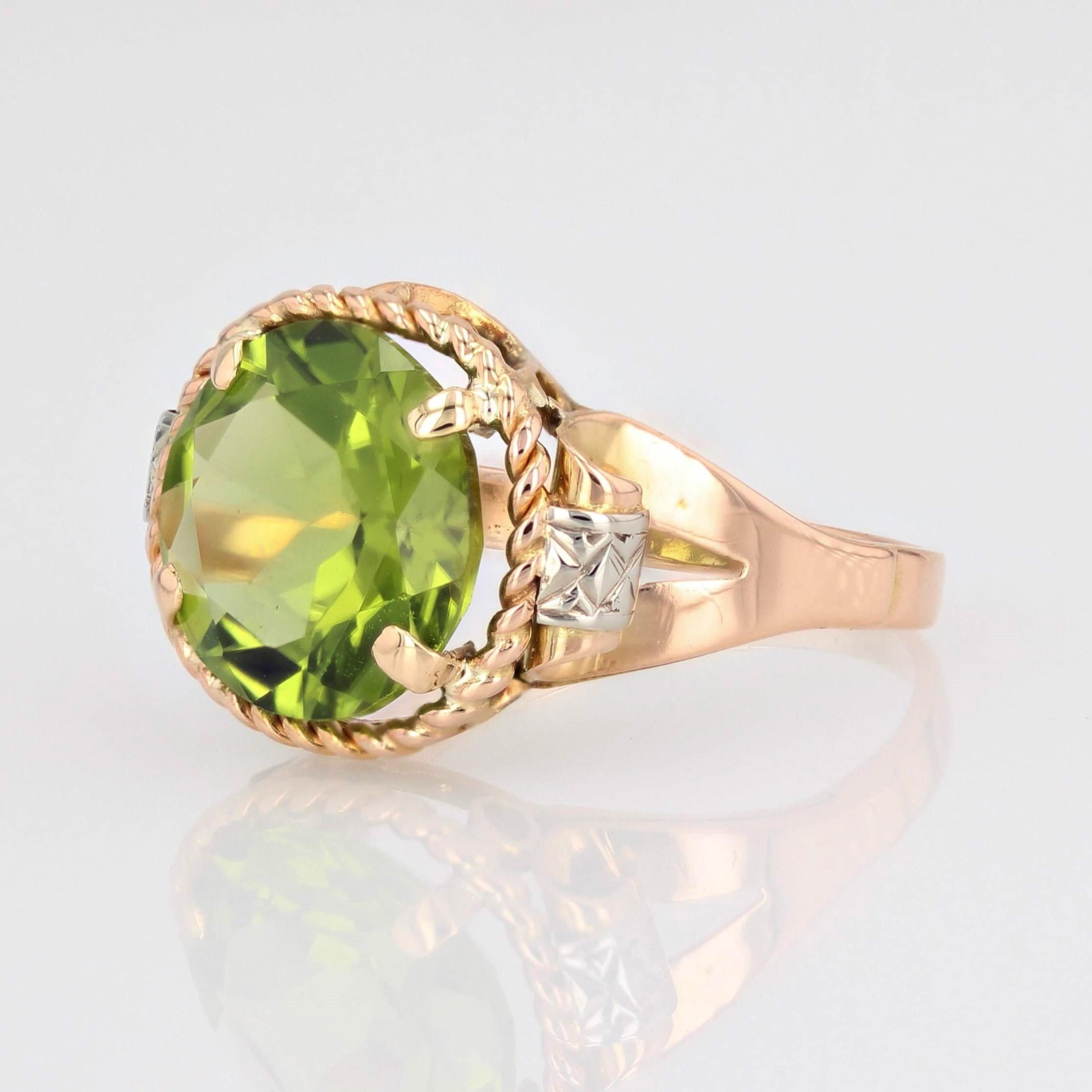 French 1950s 4.20 Carats Peridot 18 Karat Rose Gold Retro Ring For Sale 4