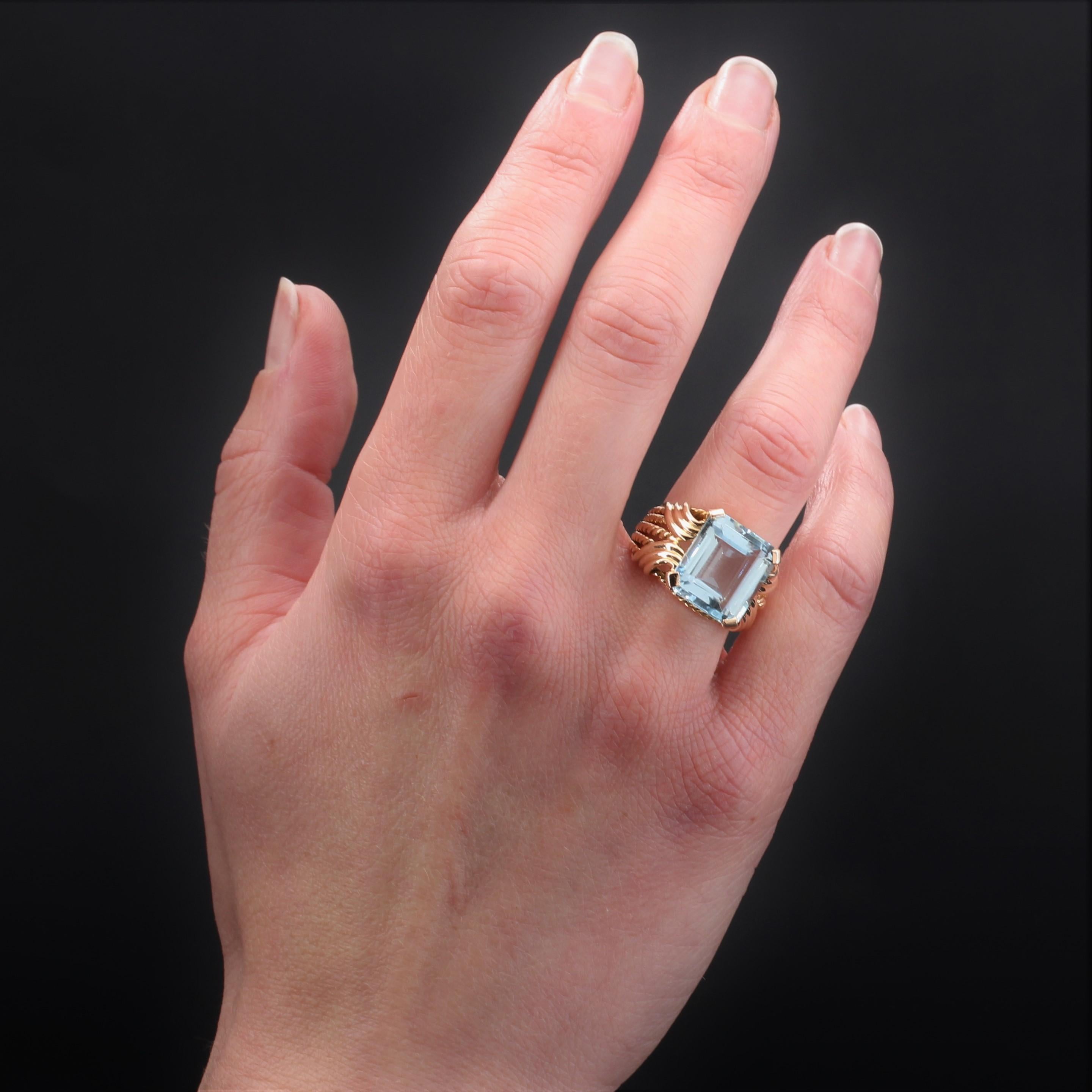 French 1950s 7, 80 Carats Aquamarine 18 Karat Rose Gold Retro Ring In Good Condition For Sale In Poitiers, FR