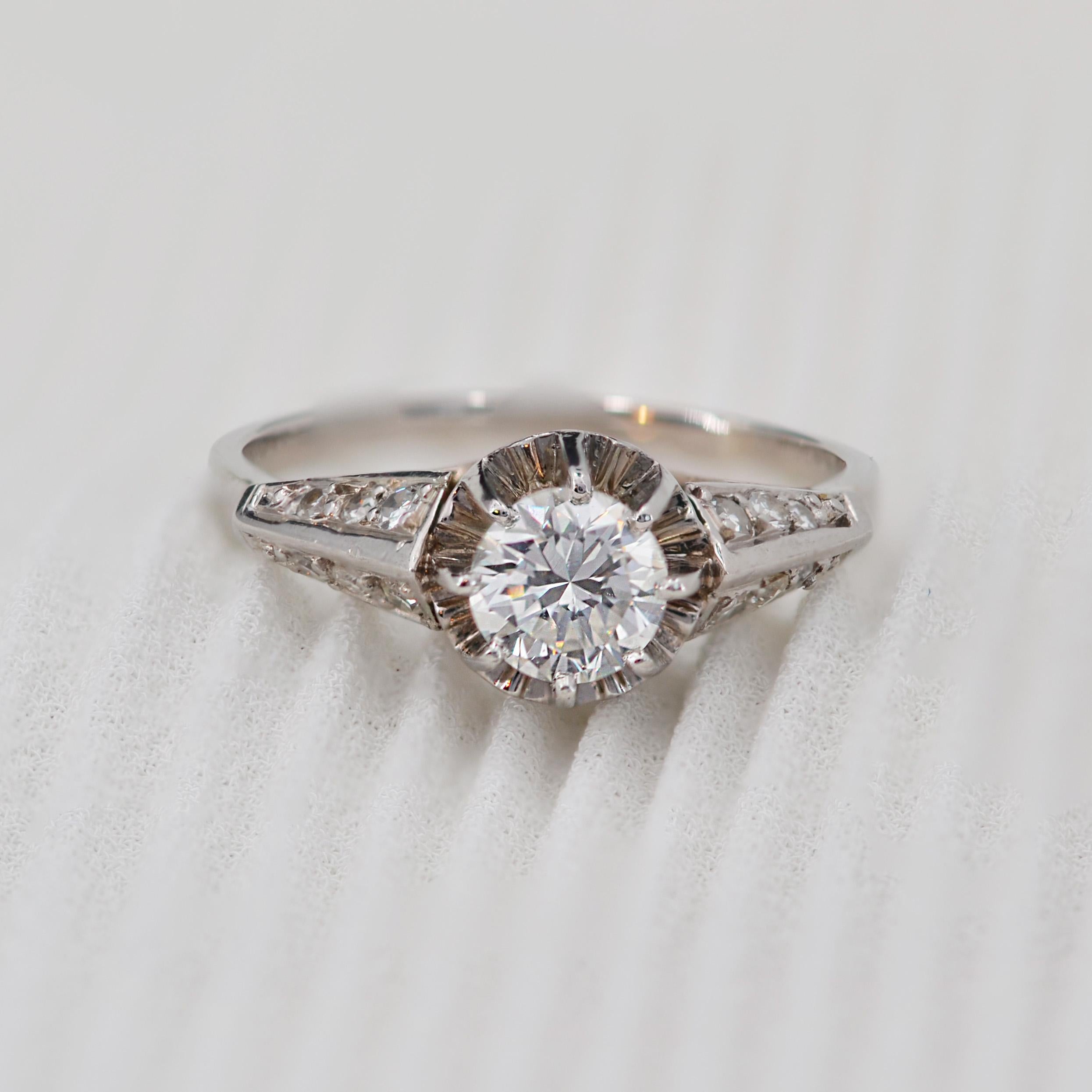 French 1950s Accompanied Diamond 18 Karat White Gold Solitaire Ring In Excellent Condition For Sale In Poitiers, FR