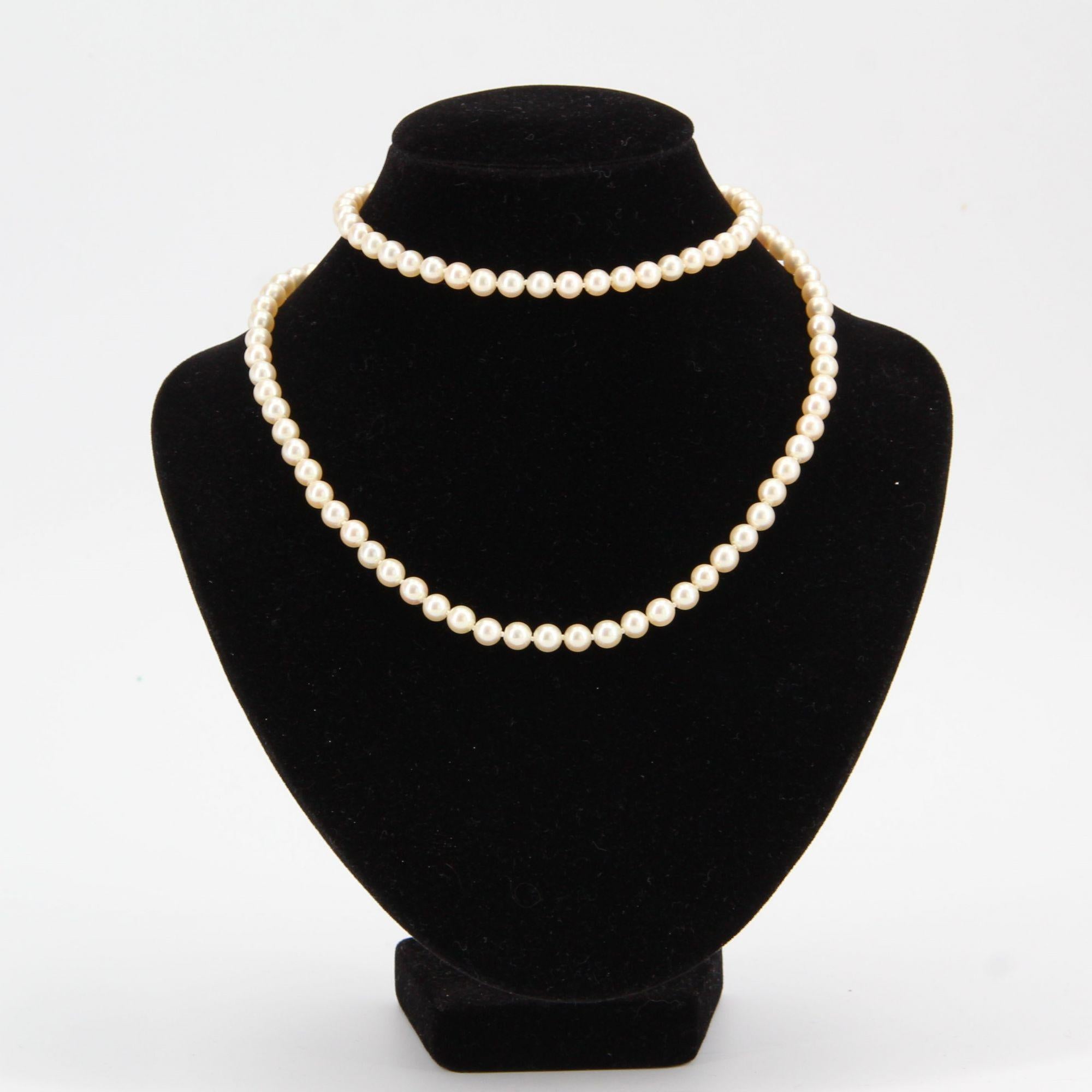 Rétro Long collier français des années 1950 en perles de culture Akoya en vente