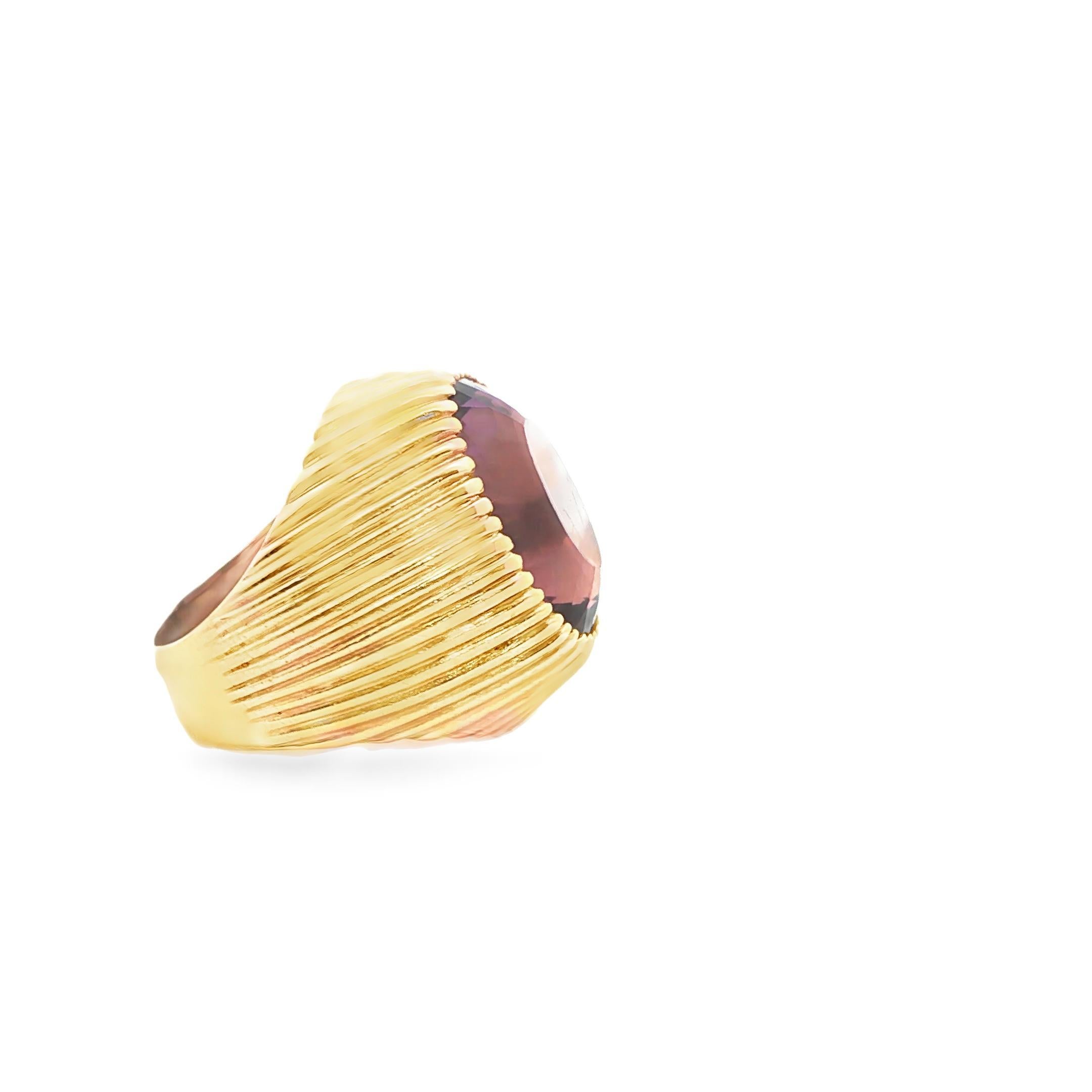 Orbita Viola: Anello di ametista francese degli anni '50, 13,22 carati


Un Jewell che sembra avere una propria gravità.
Questa creazione francese degli anni '50 incornicia un'ametista ovale di 13,22 carati in un castone a coste in oro giallo 18