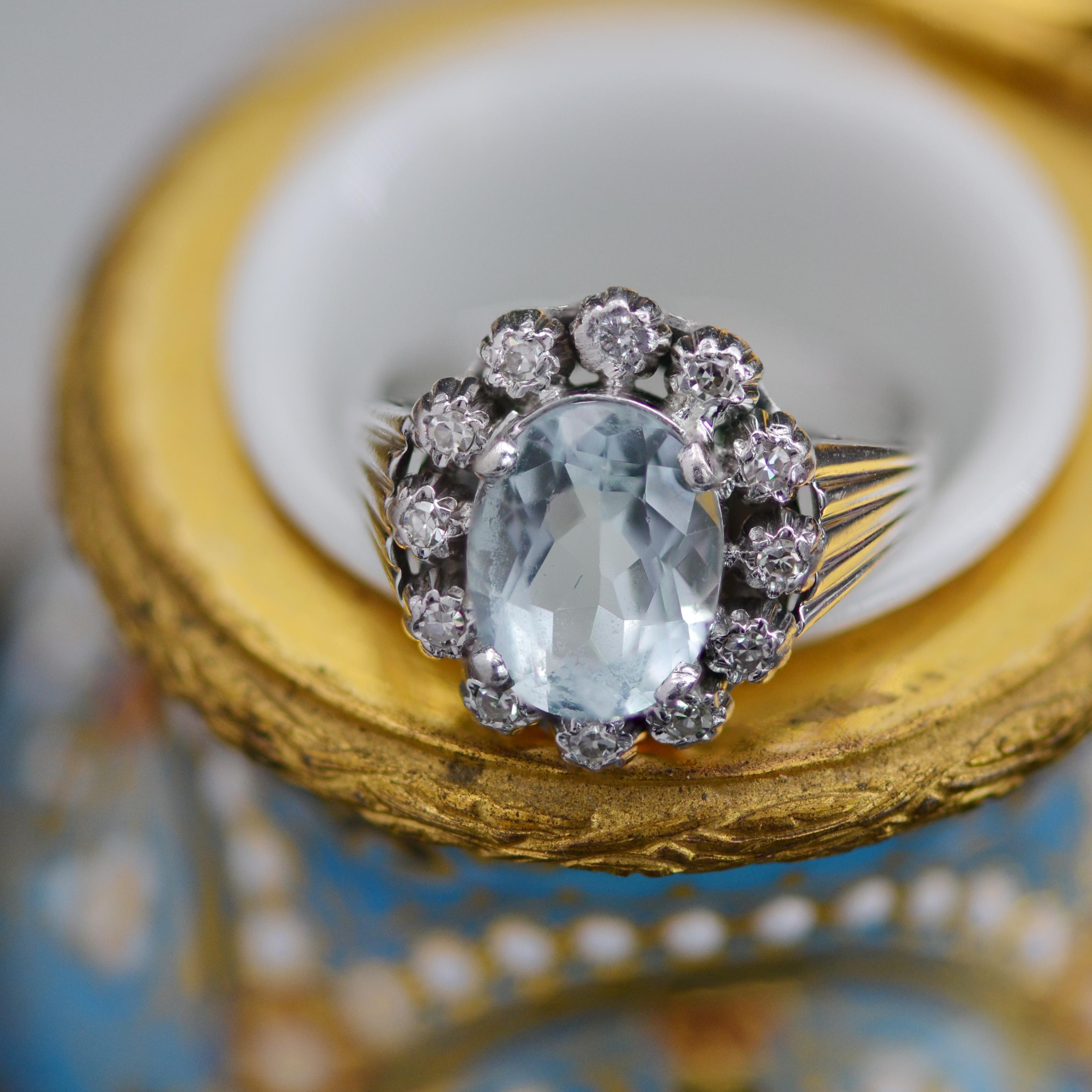 Rétro Bague française des années 1950 en or blanc 18 carats avec aigue-marine et diamants en vente