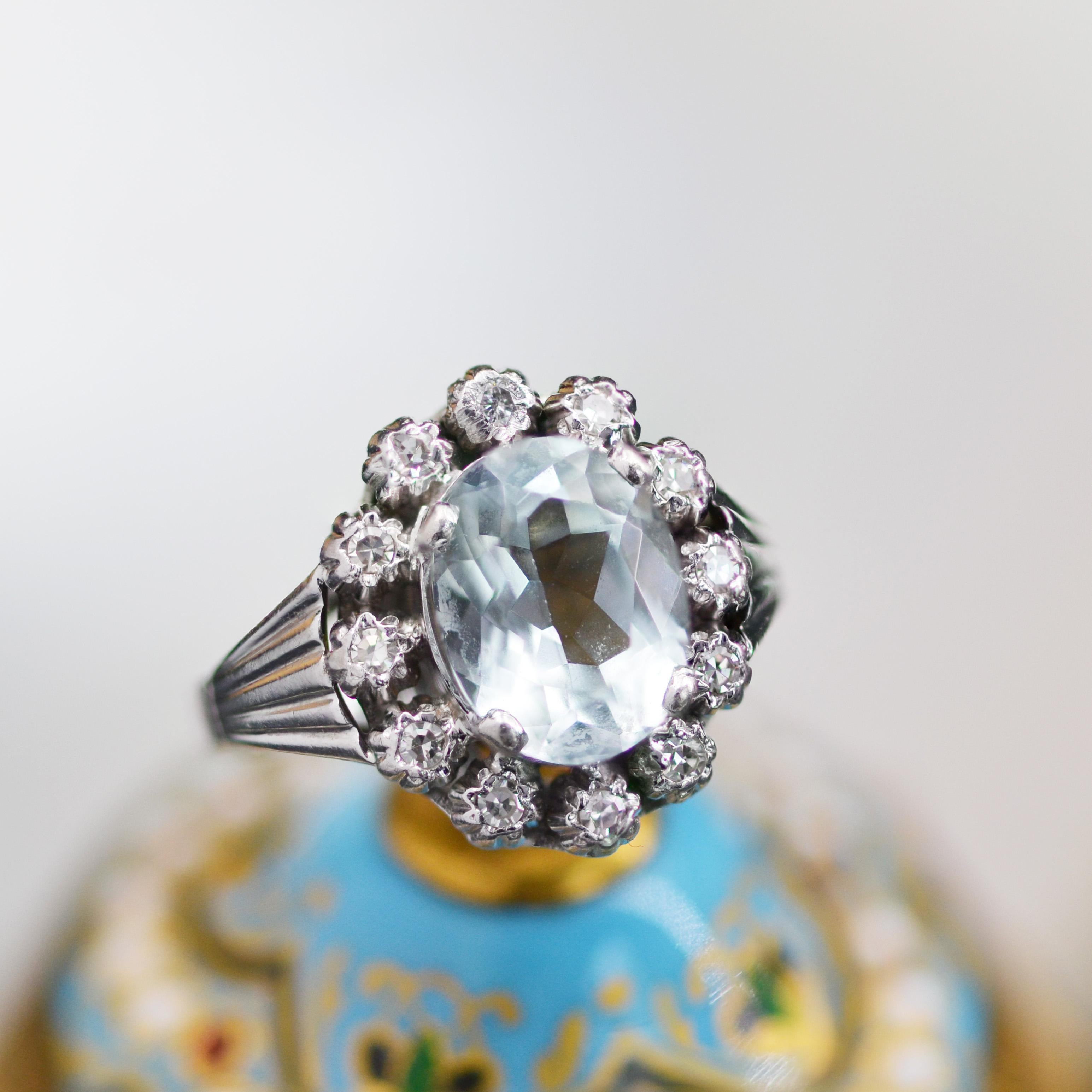 Bague française des années 1950 en or blanc 18 carats avec aigue-marine et diamants en vente 3