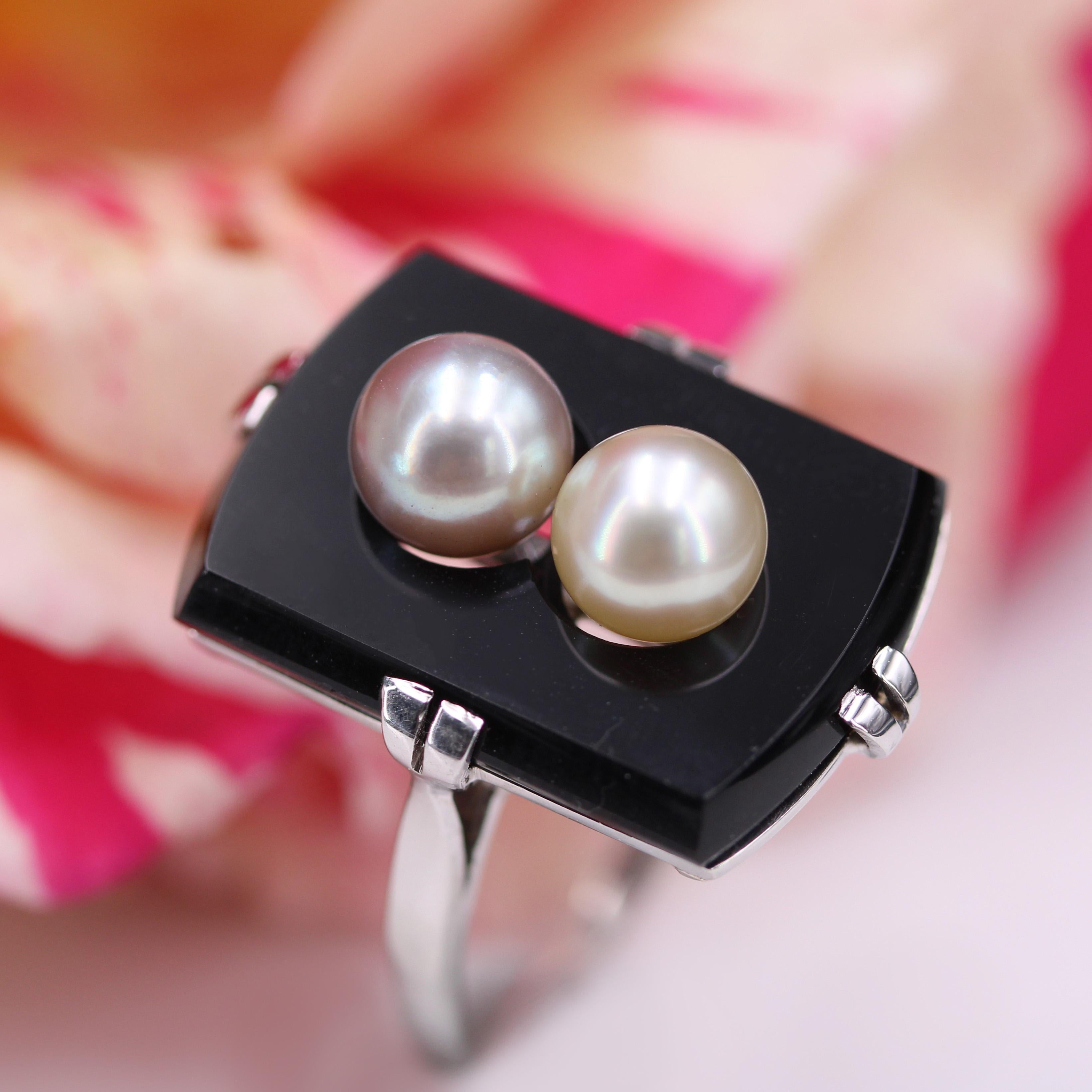 French 1950s Art Deco Style Cultured Pearl Onyx 18 Karat White Gold Ring For Sale 4