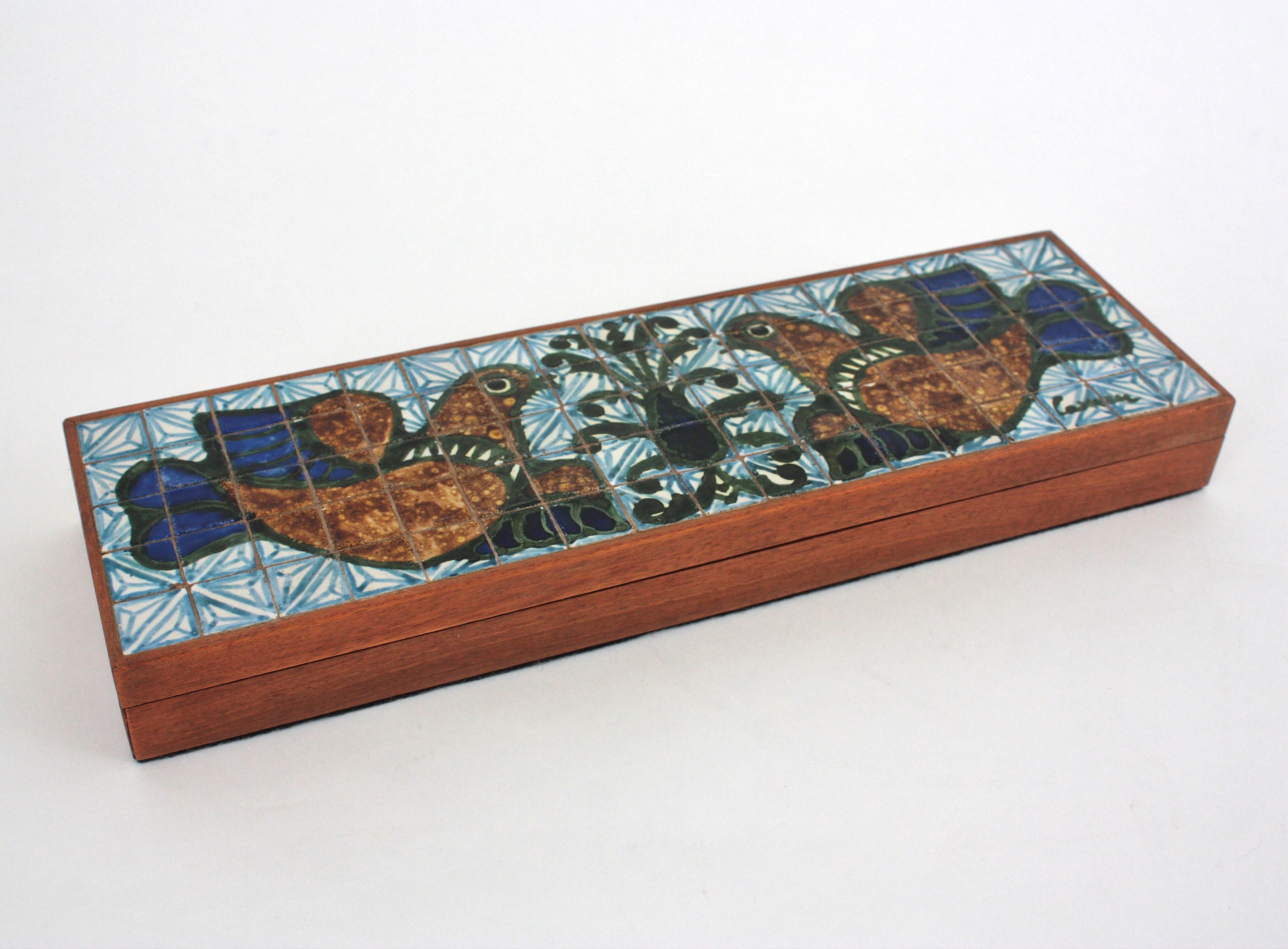 French 1950s Bird Tiles Trinket Box in Ceramic and Wood In Good Condition For Sale In Barcelona, ES