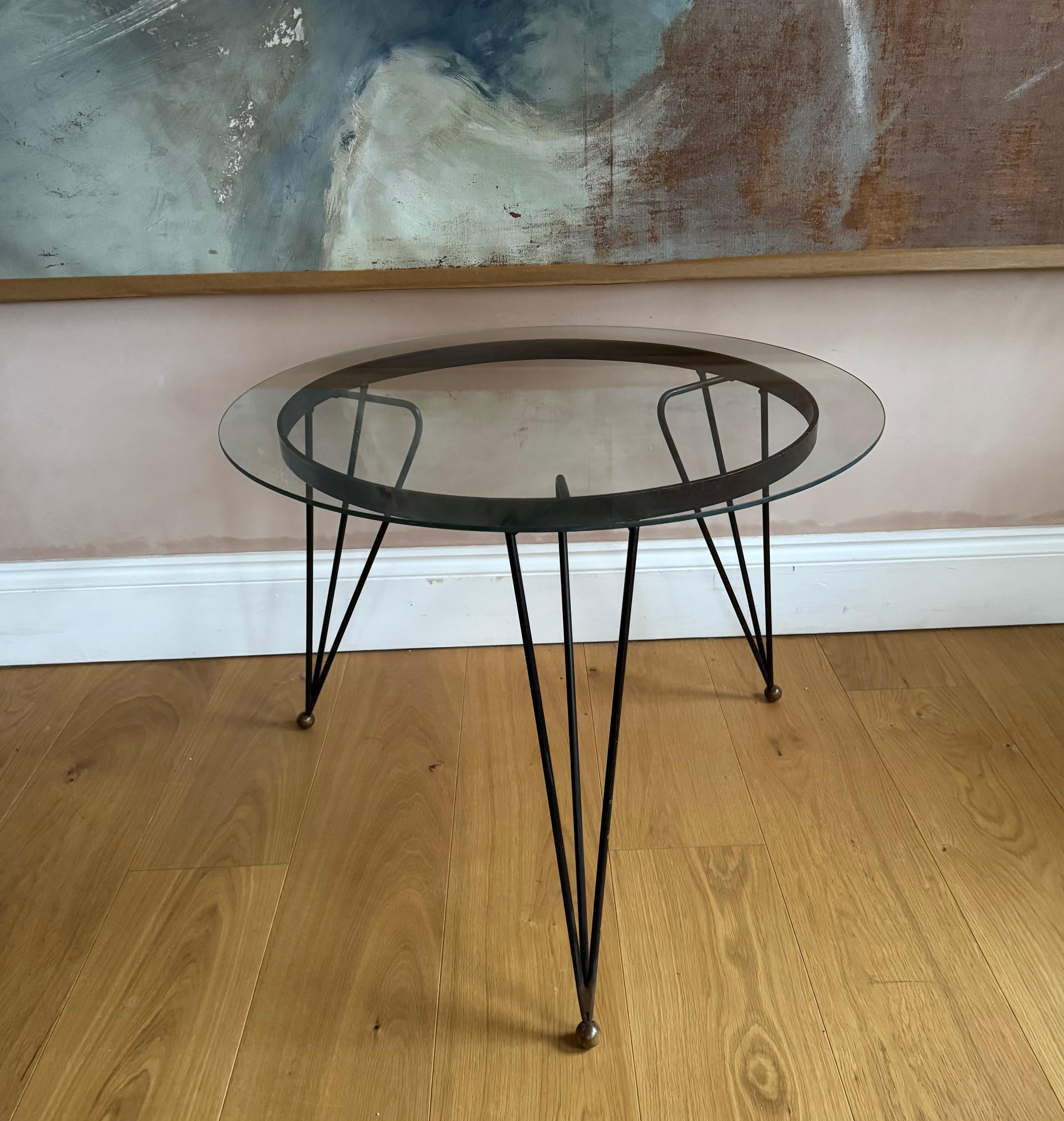 Table d'appoint en métal noir et doré des années 50, plateau en verre en vente 3